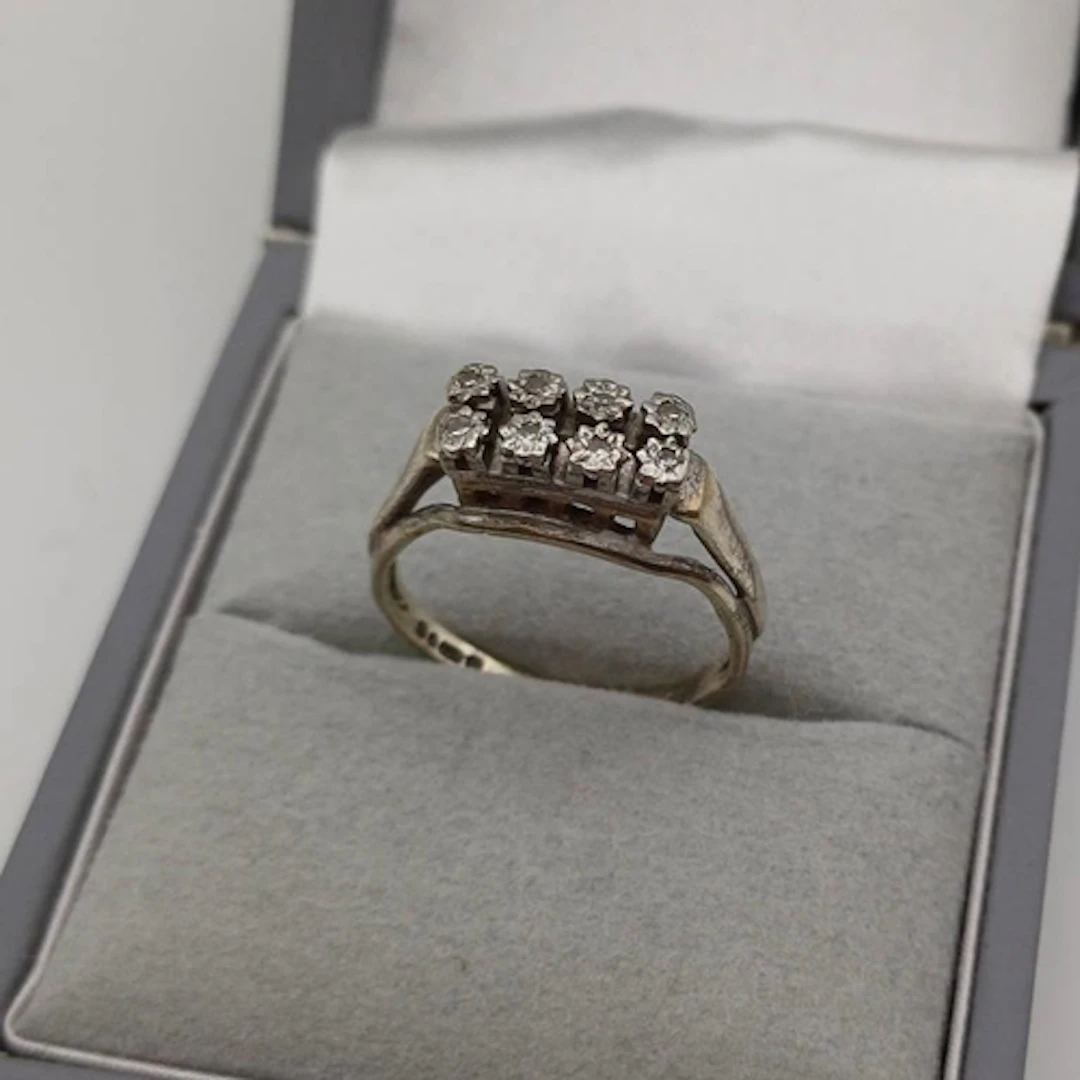 9CT GOLD DIAMOND SET RING - 2.4G