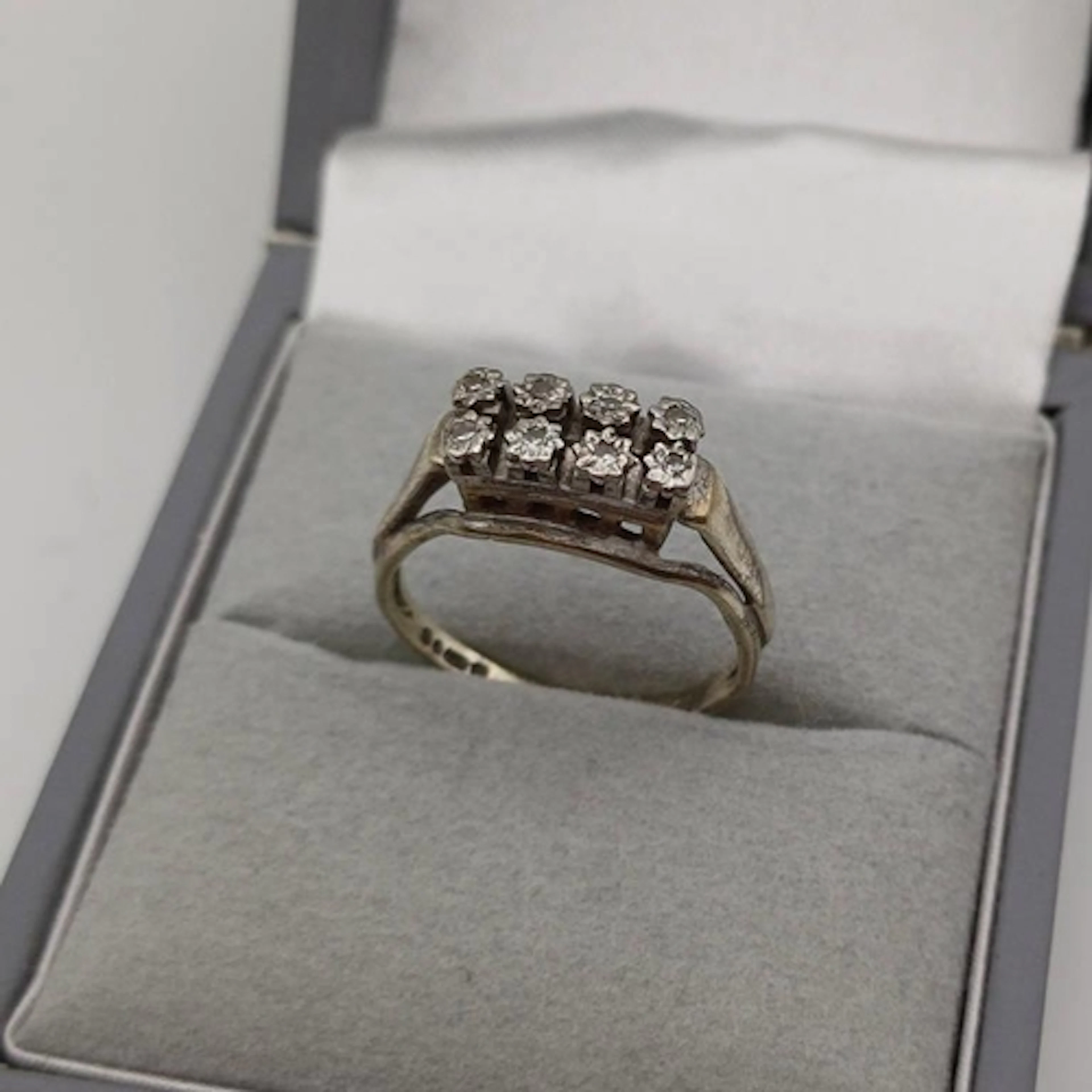 9CT GOLD DIAMOND SET RING - 2.4G
