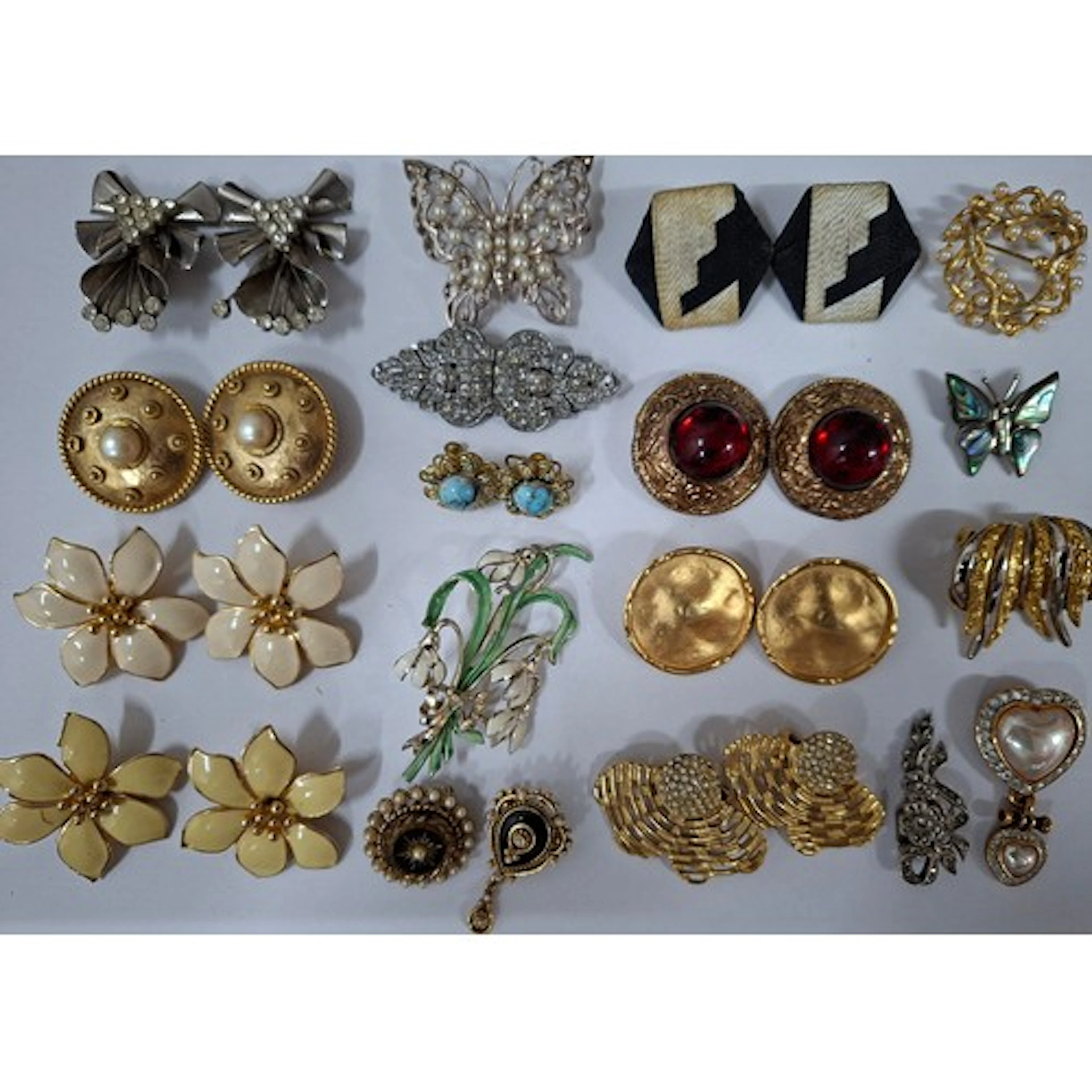 A quantity of 20th Century costume jewellery to include an e...