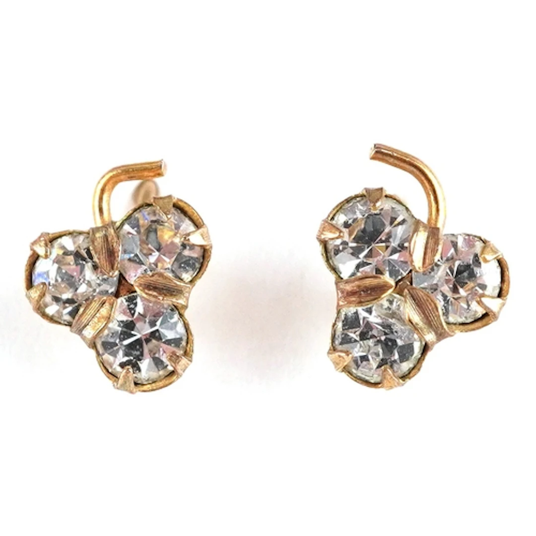 Pair of 9ct gold paste set clover earrings, 7.9mm high, tota...