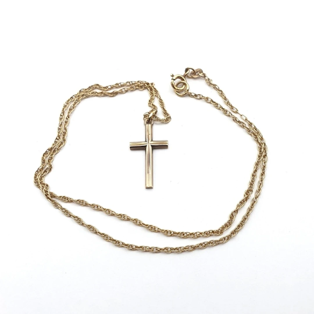 A 9ct gold Pendant Cross on 9ct gold Prince of Wales Chain, ...