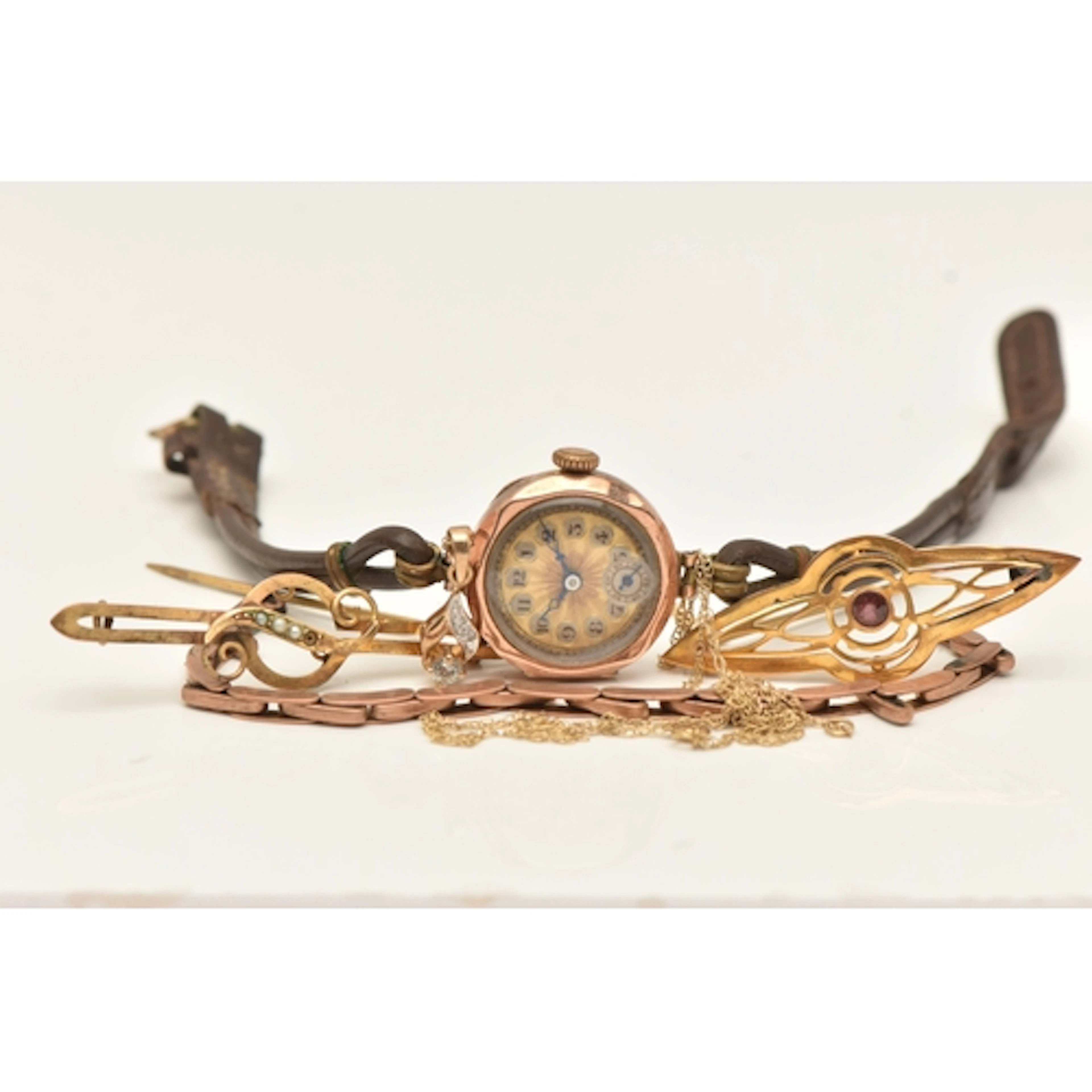 A SMALL ASSORTMENT OF JEWELLERY, to include a rose metal str...