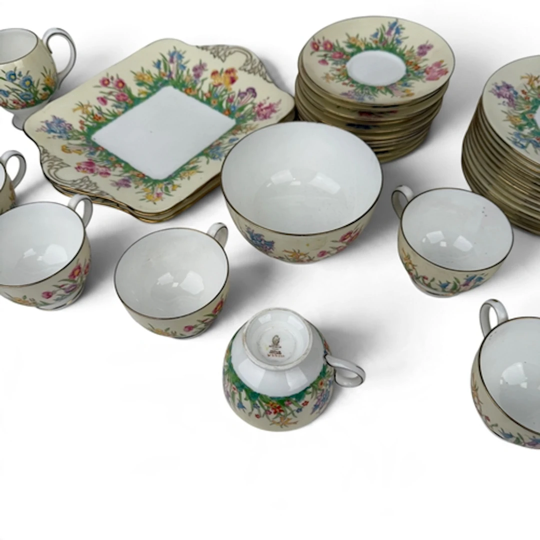 A WEDGWOOD PRAIRIE FLOWERS THIRTY NINE PIECE TEA SERVICE...