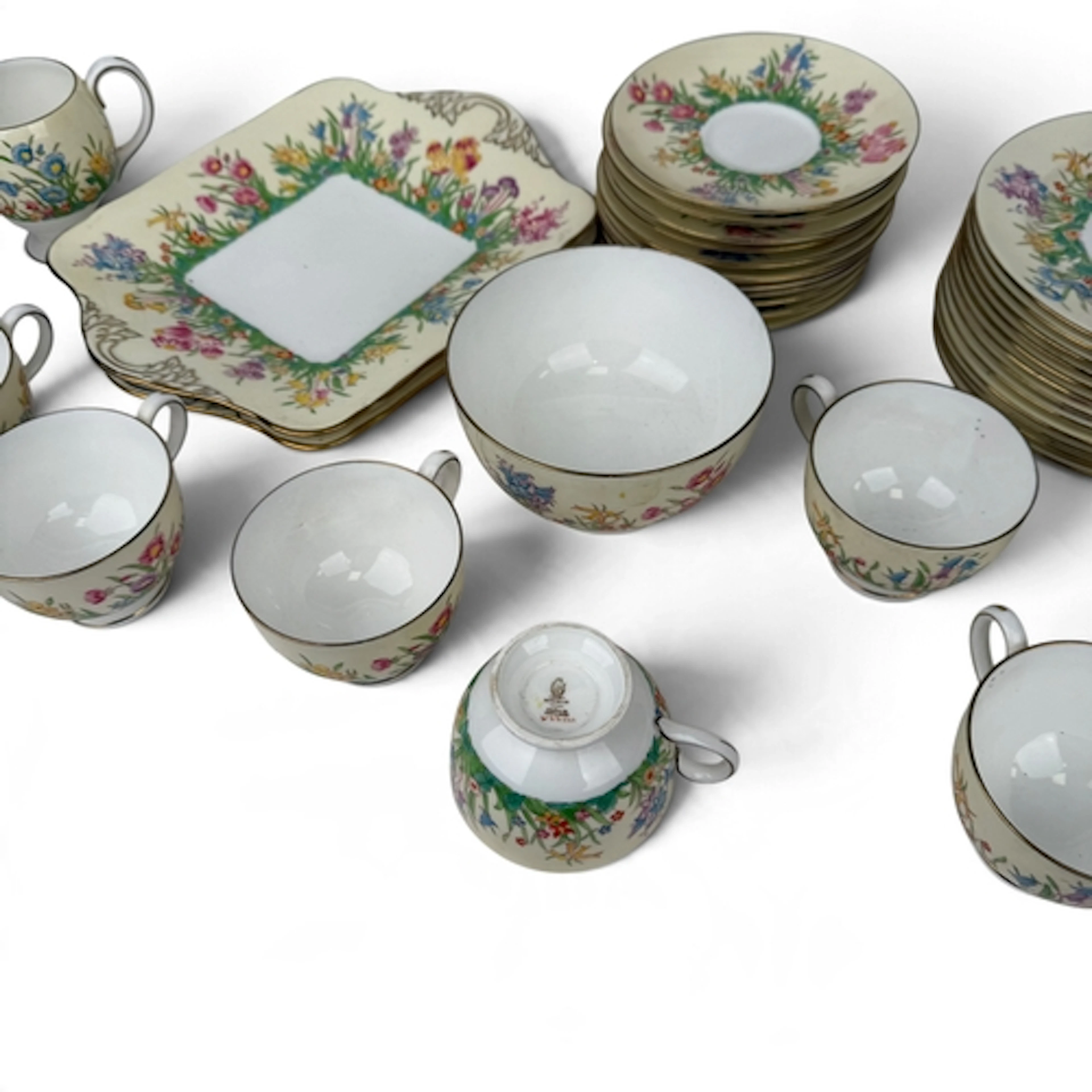A WEDGWOOD PRAIRIE FLOWERS THIRTY NINE PIECE TEA SERVICE...