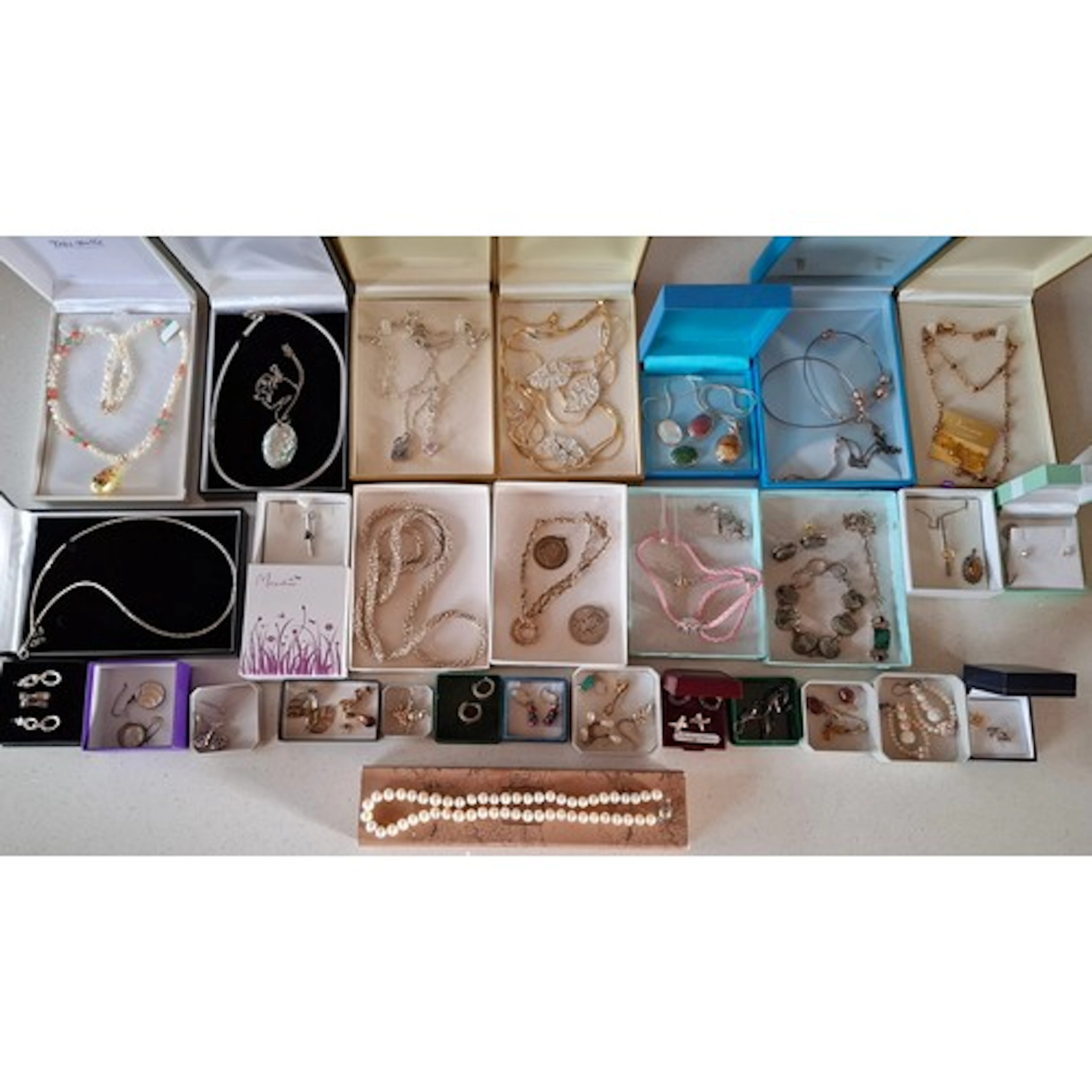 Modern silver and silver gilt costume jewellery (minimum 105...