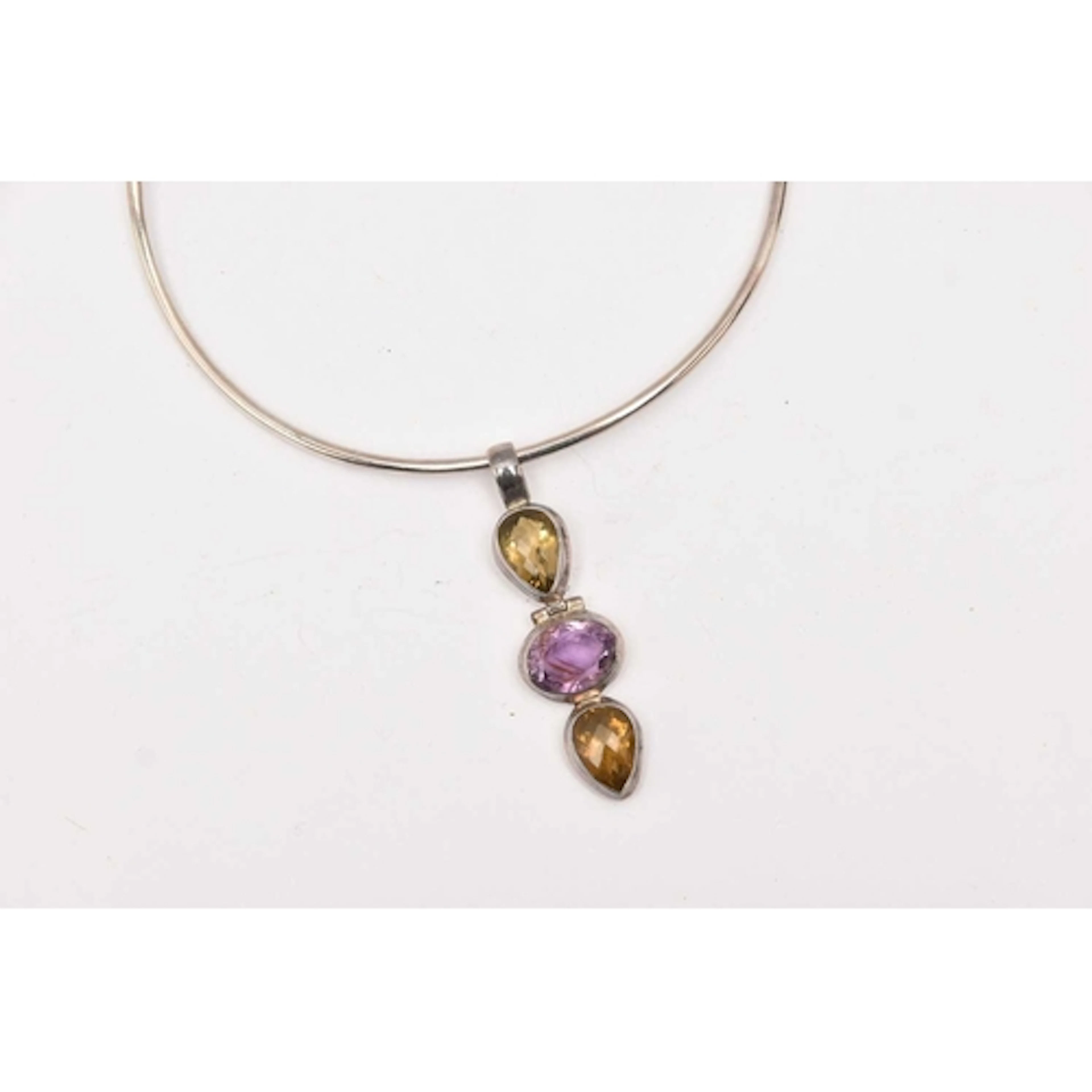 A WHITE METAL GEM SET STATEMENT NECKLACE, set with amethyst ...