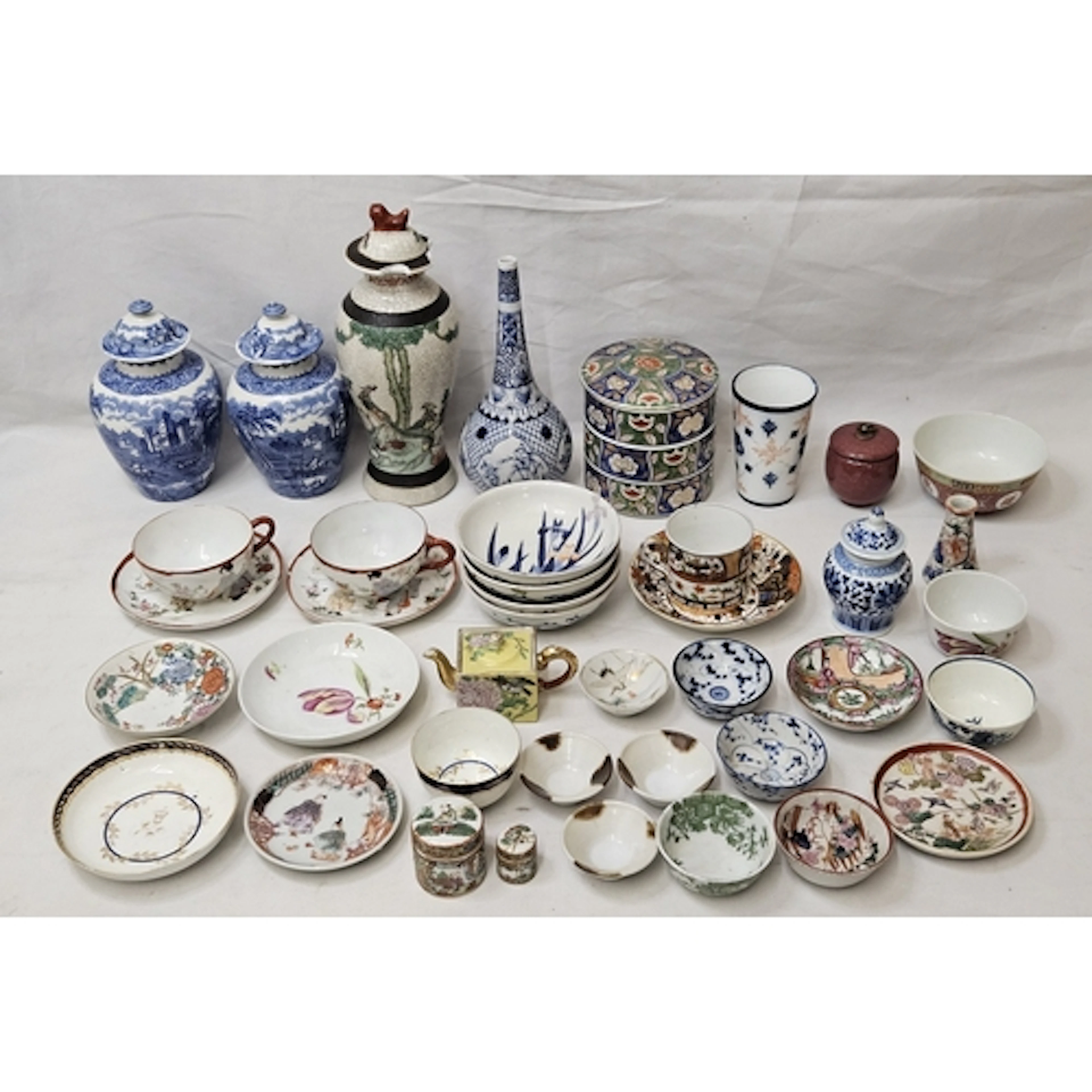 Oriental Porcelain incl. Chinese Vase, small Chinese teapot,...