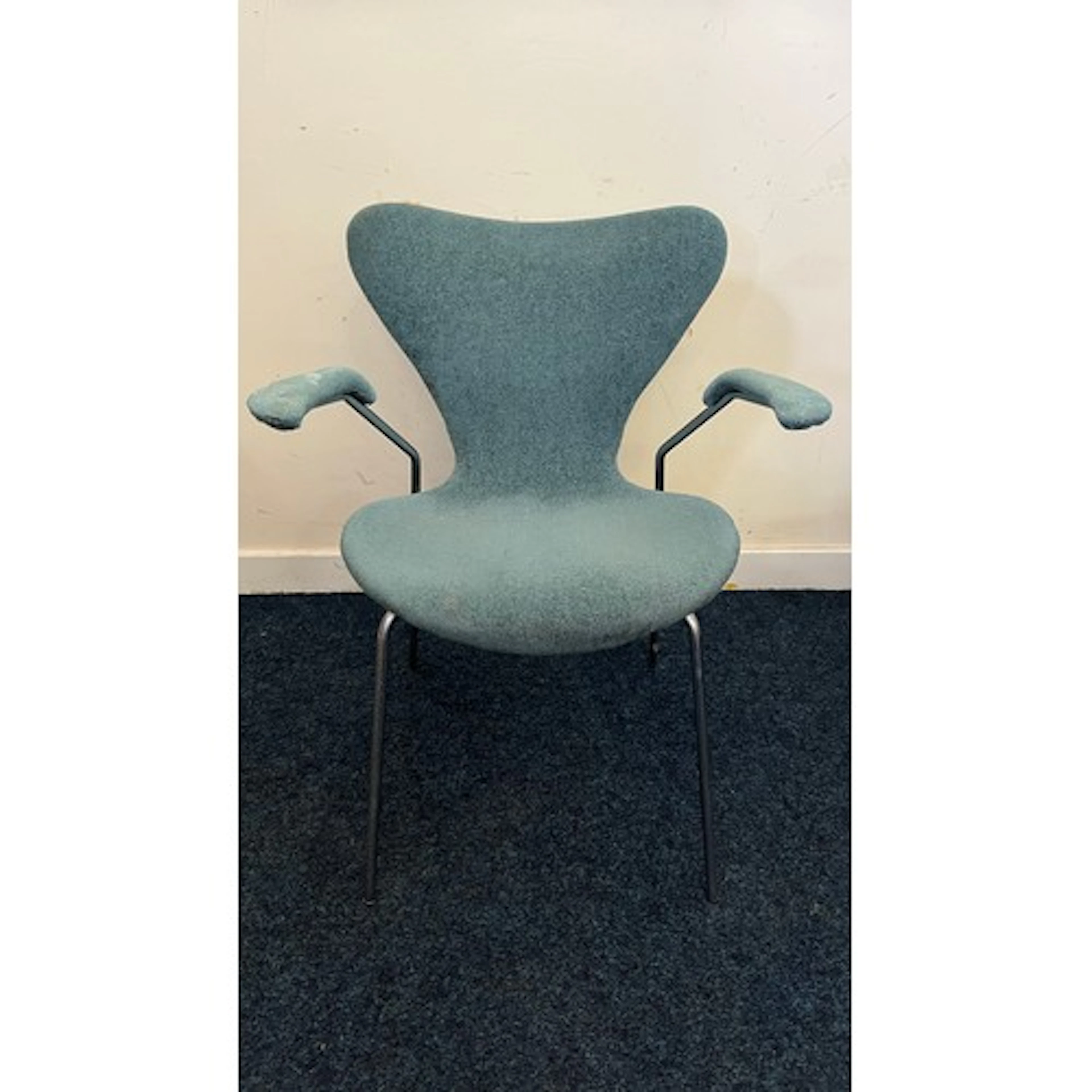 Fritz Hansen Series 7 chair with arms. Dimensions 60/55/77cm...