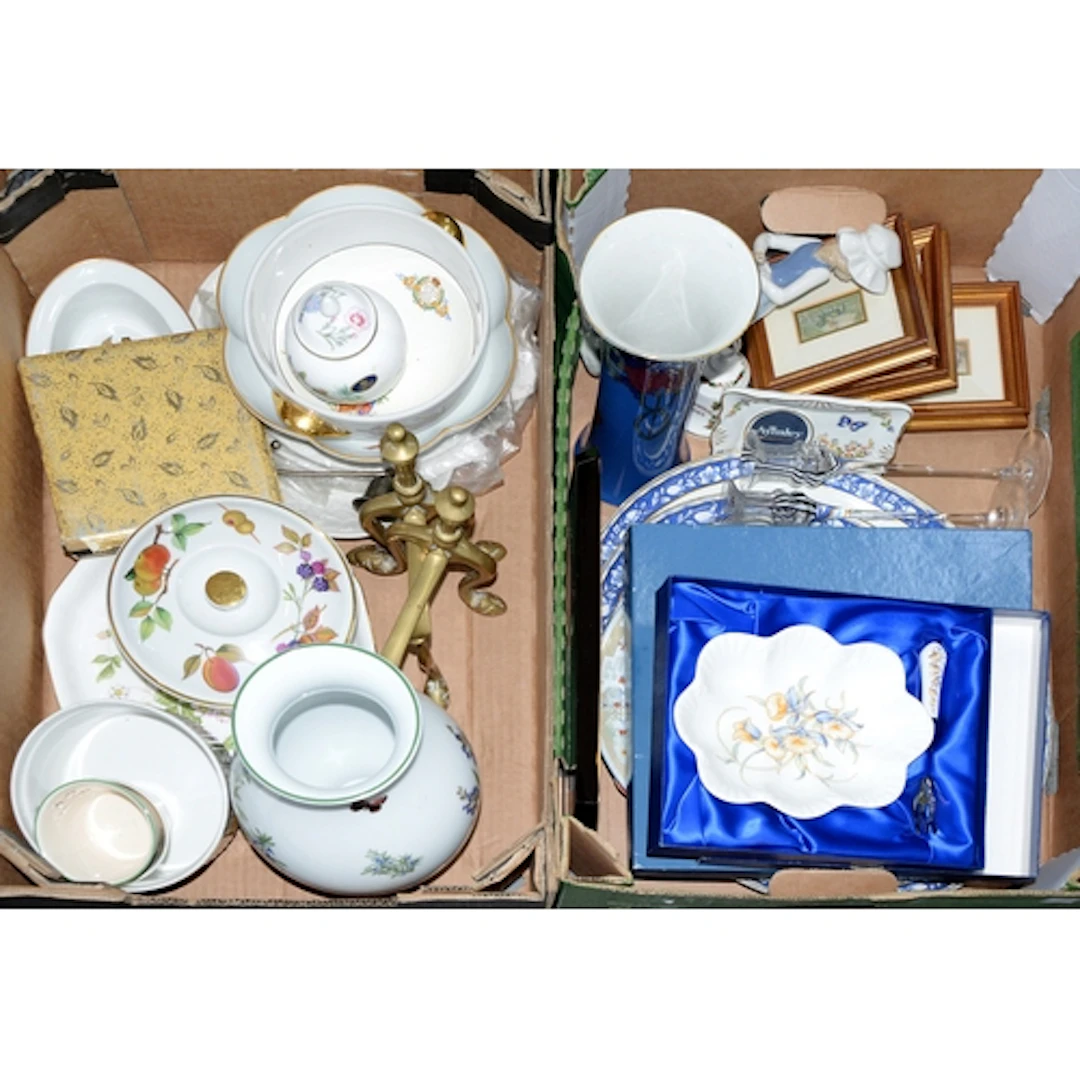 Miscellaneous ceramics, to include Worcester Evesham, Wedgwo...