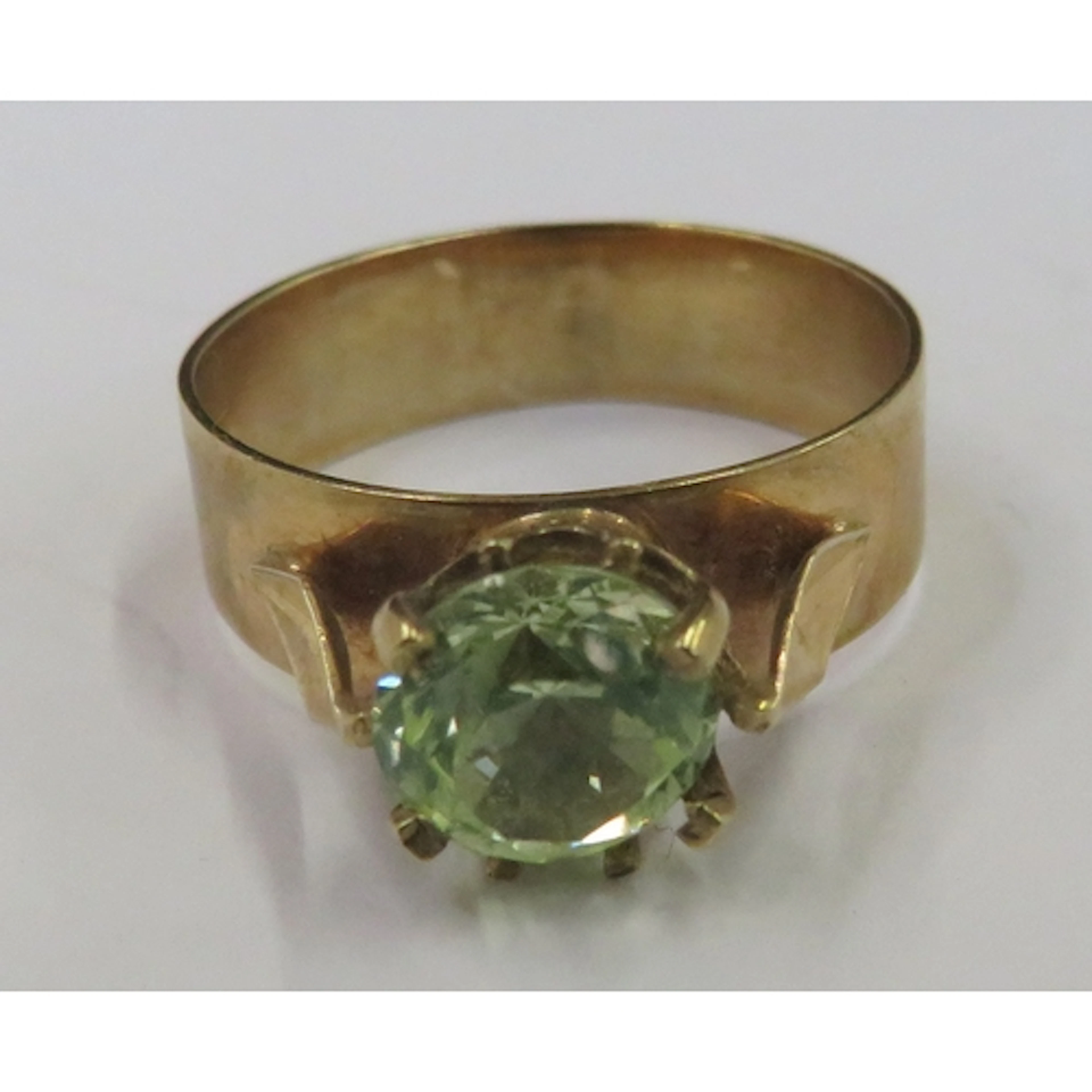 9ct Yellow Gold Set Bright Cut Ring set peridot size N (TC1...