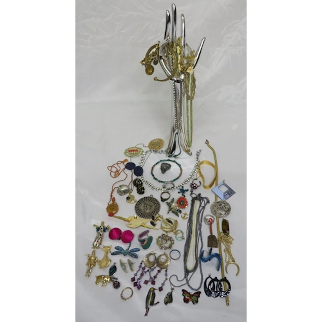 Costume Jewellery mostly vintage incl. 80s gold tone brooch,...