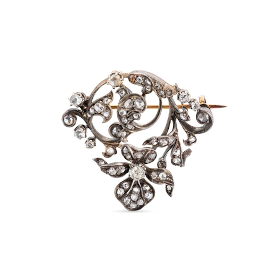 AN ANTIQUE DIAMOND SET BROOCH, set with old cut and rose cut...