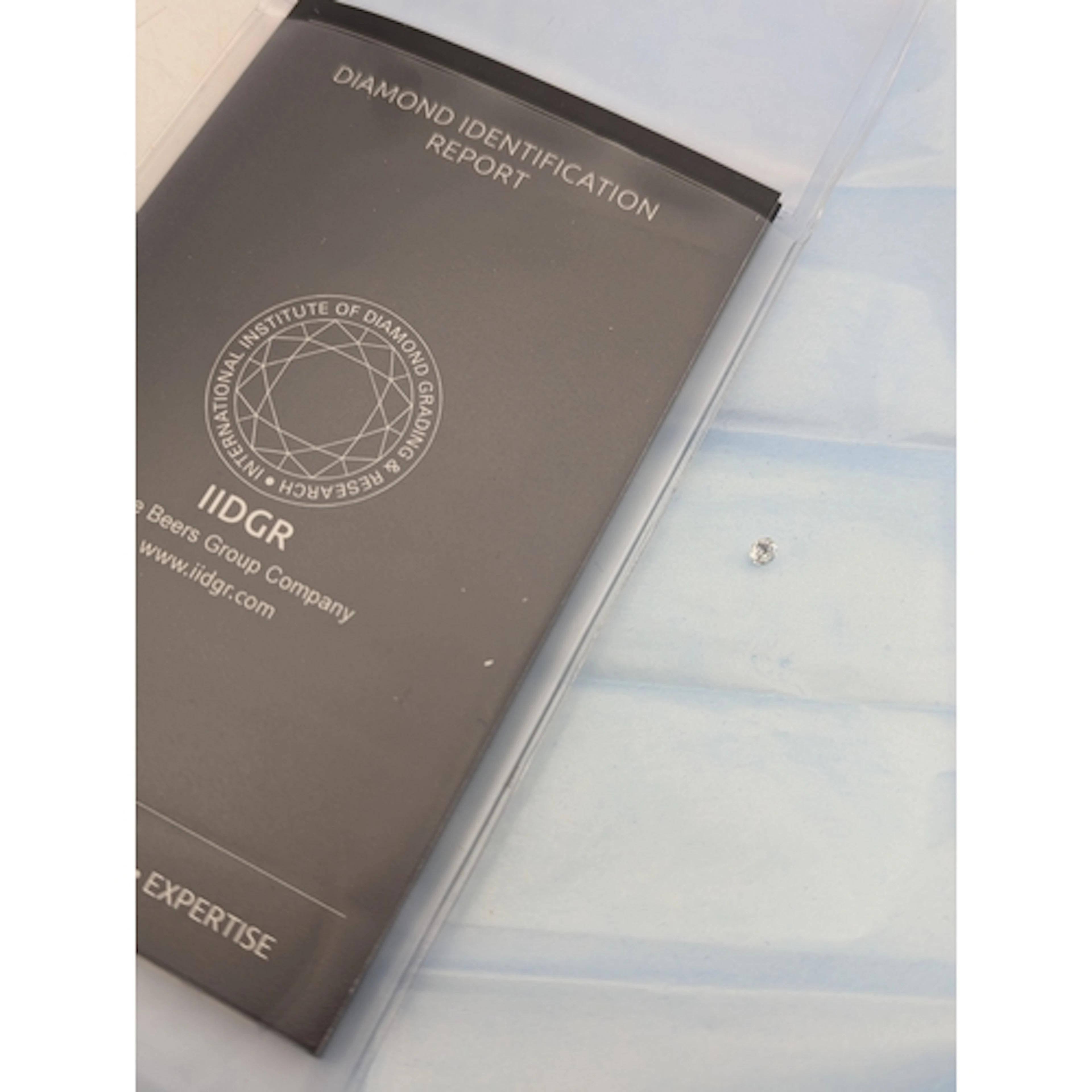 A round cut 0.24ct diamond, colour E, clarity SI2, with a De...