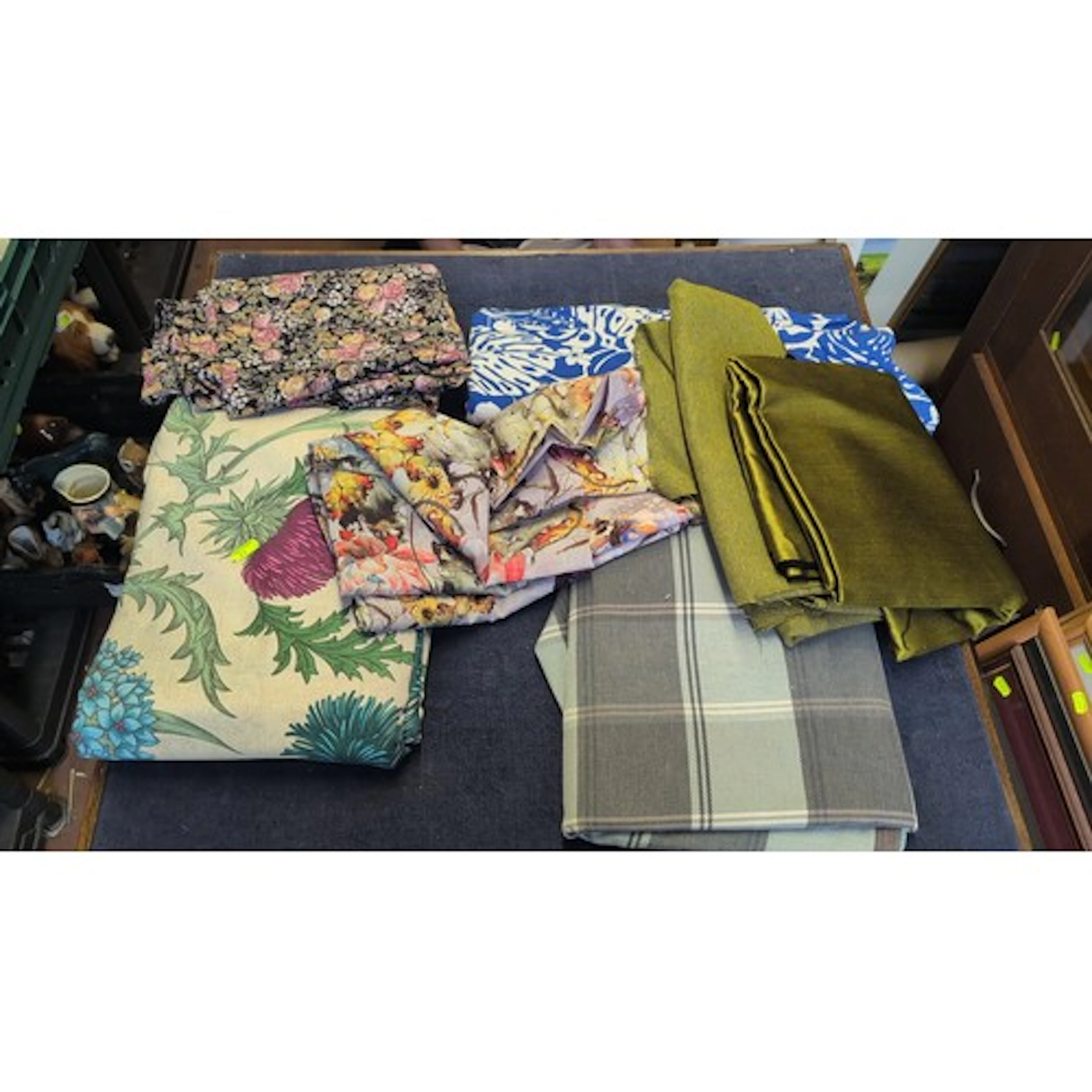 A group of assorted textile lengths and furnishing fabrics, ...