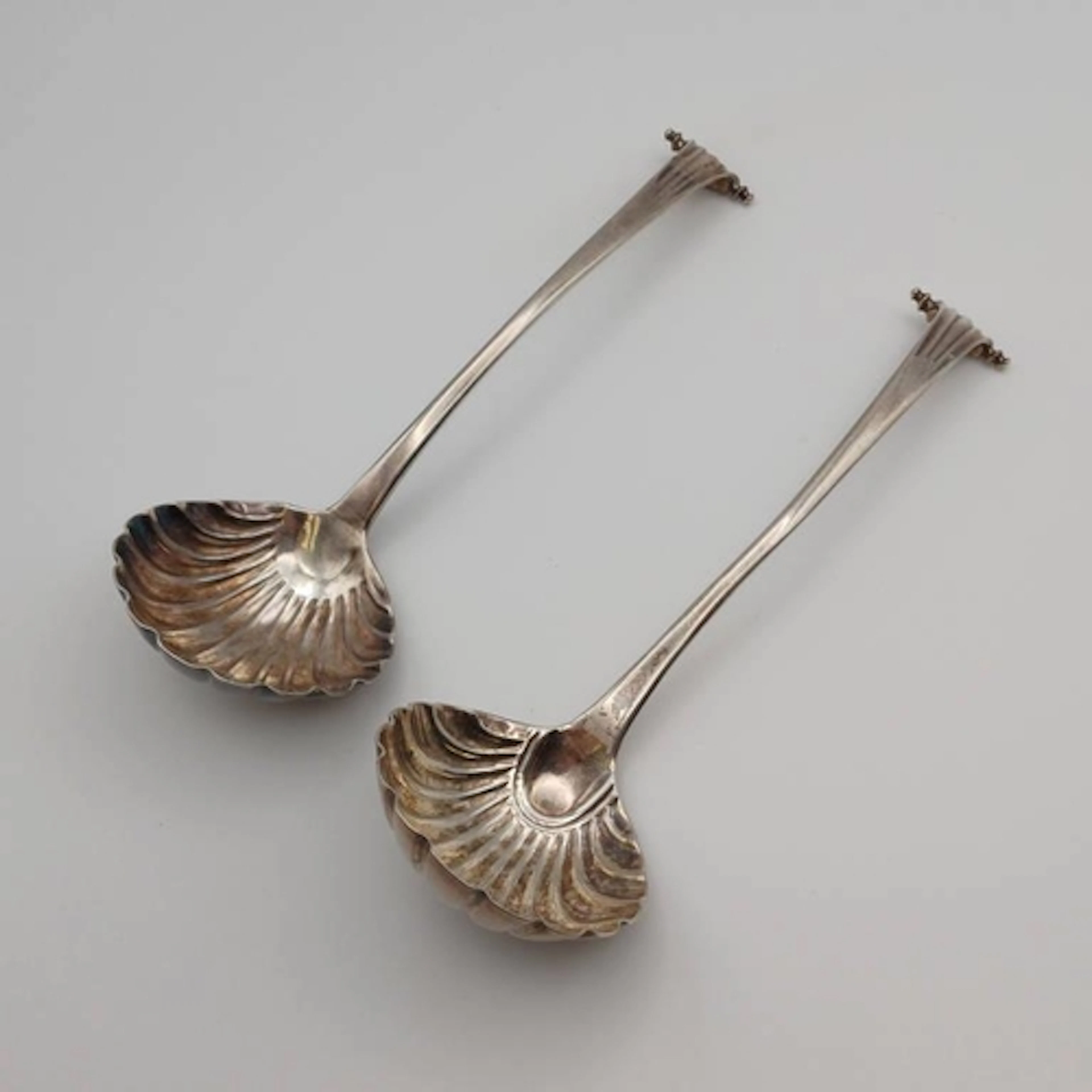 A PAIR OF GEORGE III SILVER ONSLOW PATTERN SAUCE LADLES BY ...
