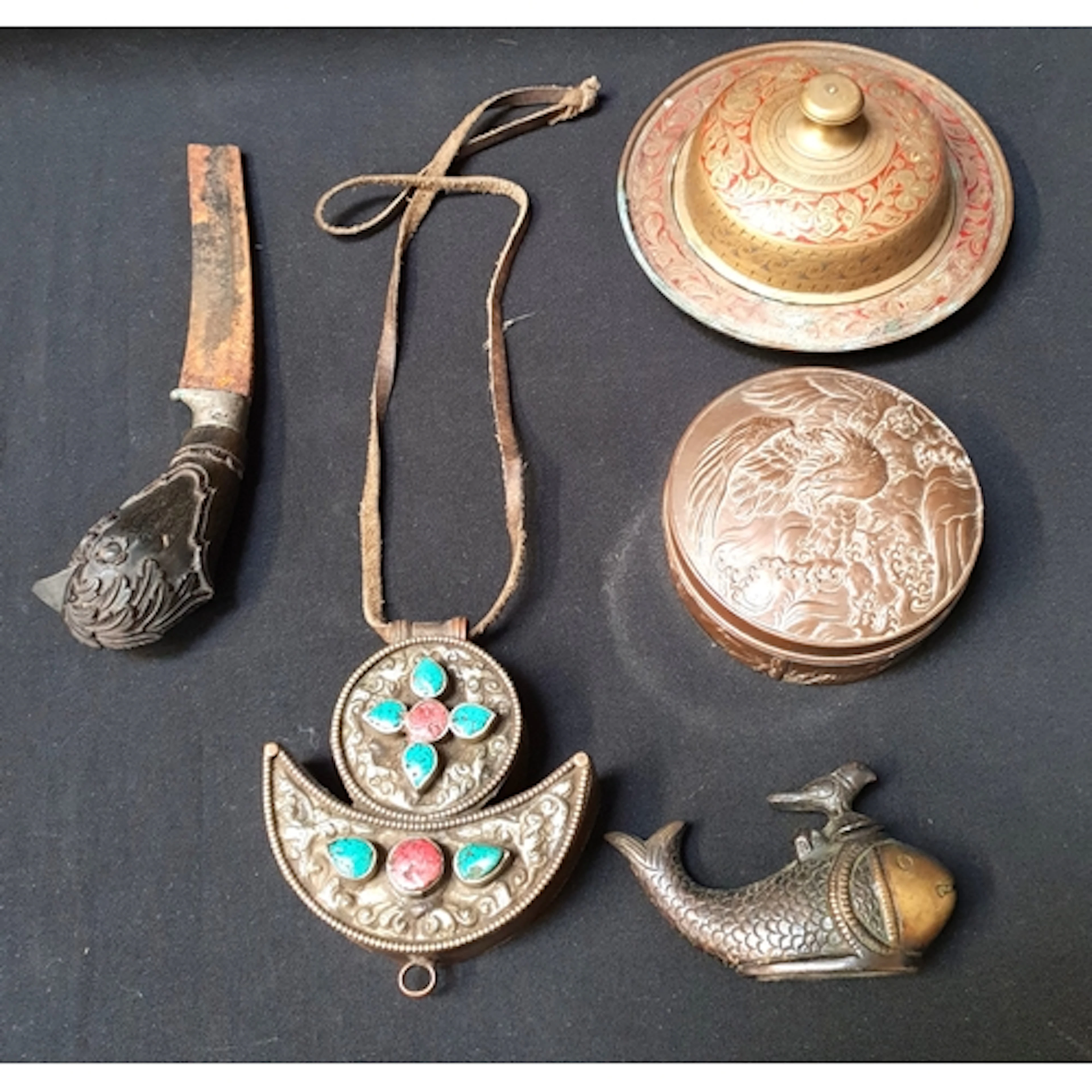 SMALL COLLECTION OF METALWARE COLLECTABLES including a vint...