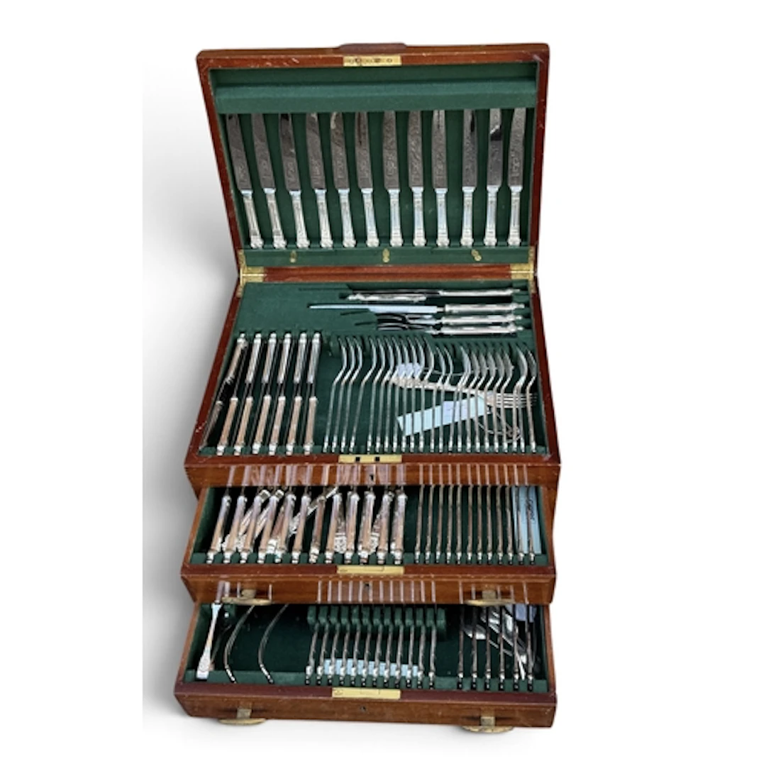 CARRS OF LONDON: A MAHOGANY CASED ELECTROPLATE CANTEEN OF FL...