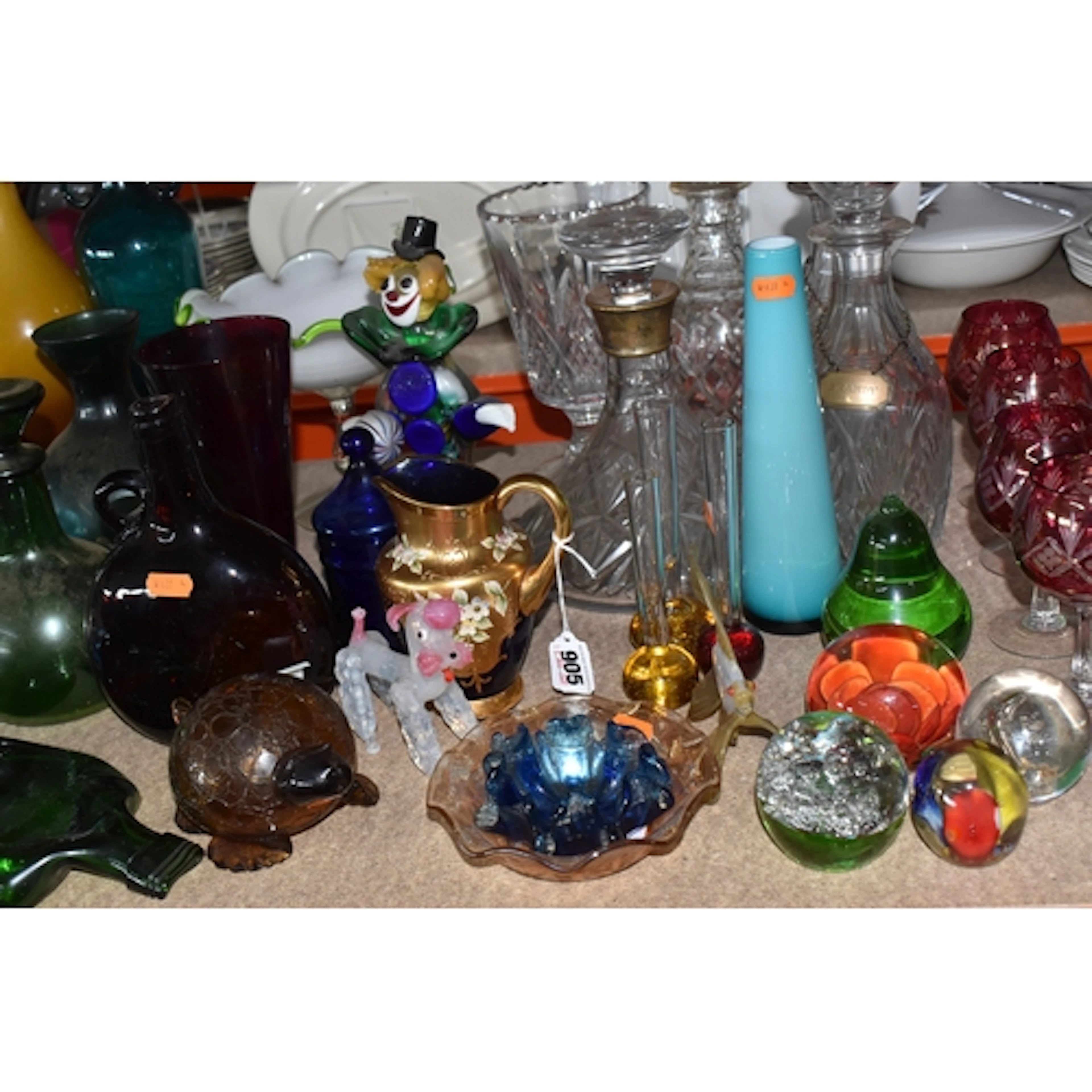 A GROUP OF DECORATIVE HOUSEHOLD GLASSWARE to include a set o...