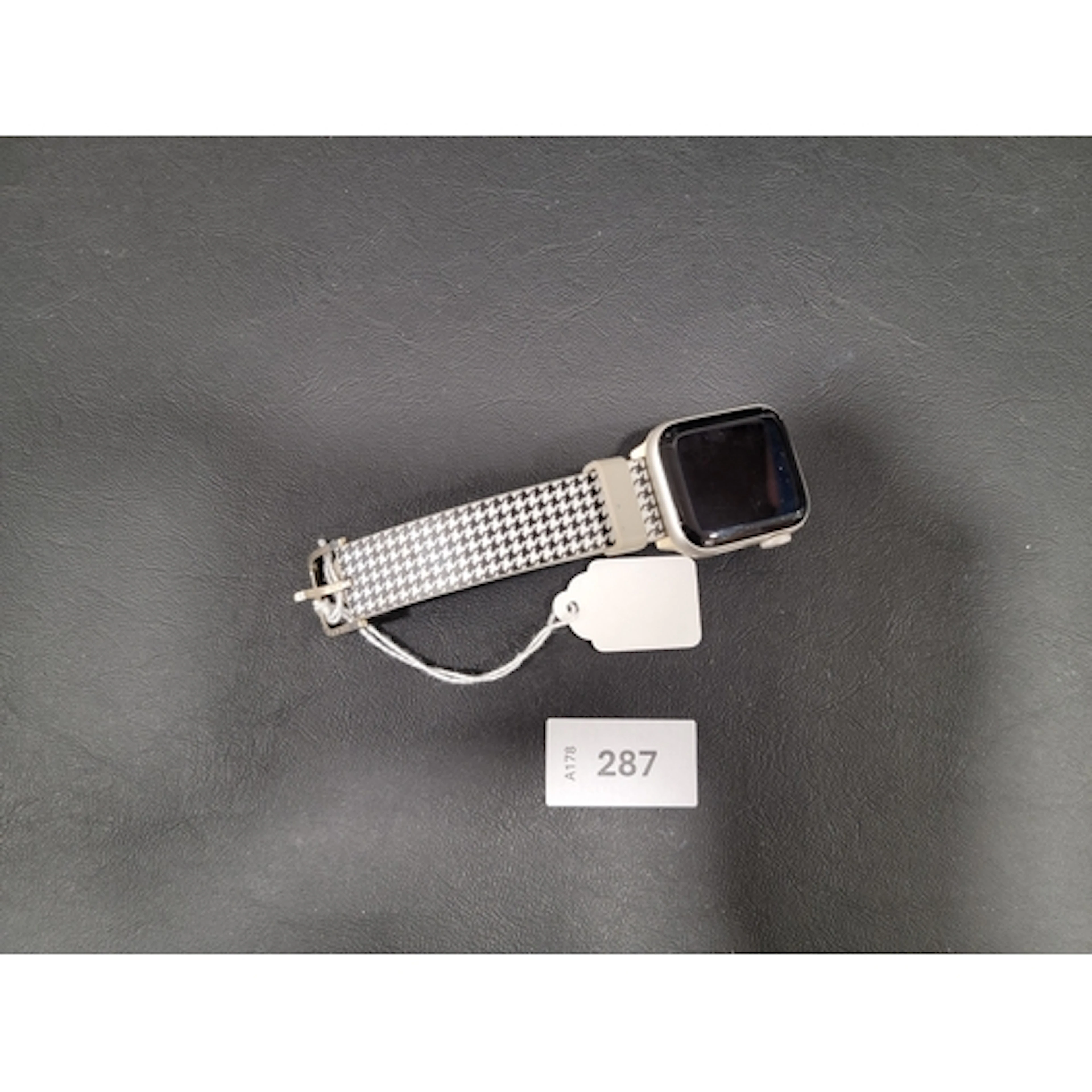 APPLE WATCH SE 40MM model A2351; S/N HT6R7GT7F4; Apple Acco...