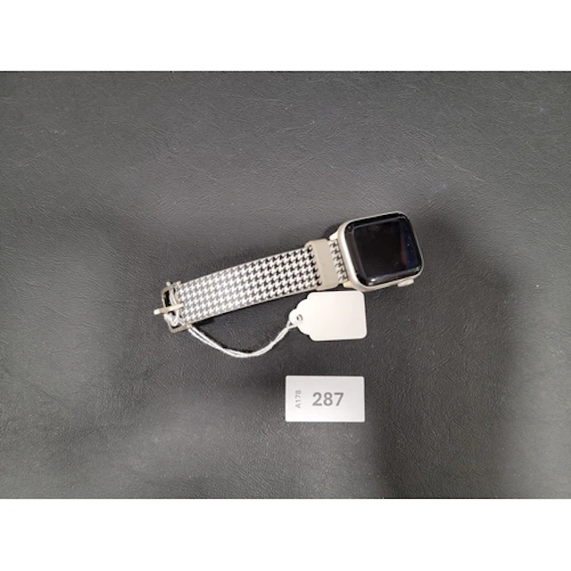 APPLE WATCH SE 40MM model A2351; S/N HT6R7GT7F4; Apple Acco...