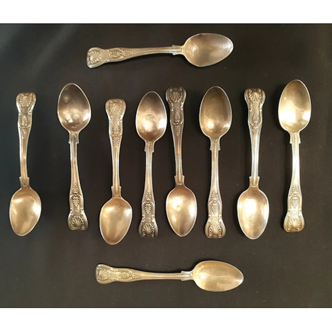 SET OF TEN VICTORIAN SILVER TEASPOONS with king's pattern ha...