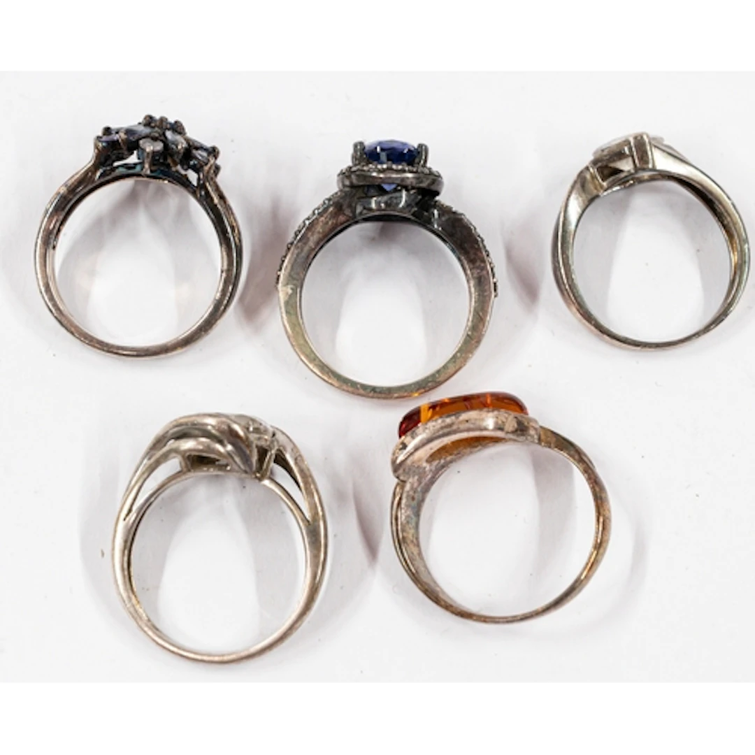 Jewellery: Jewellery: Five assorted styles of silver rings,...