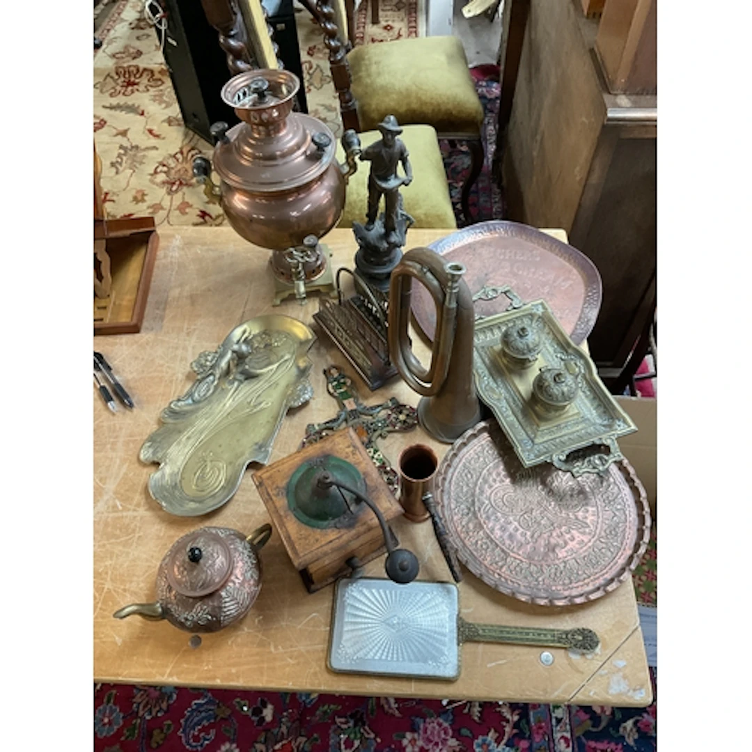 Qty brass and copper to inc trays, bugle, samovar, inkwell e...
