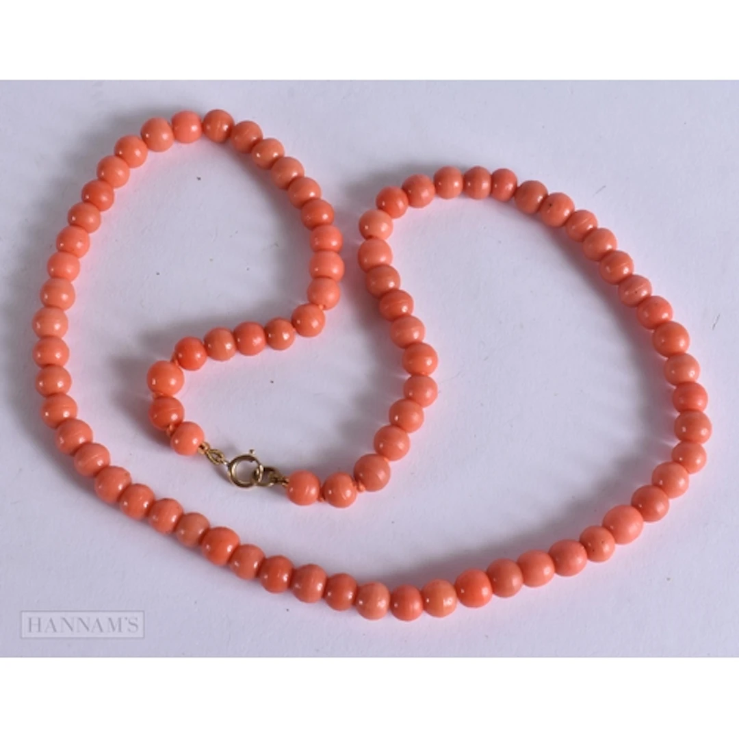 AN ANTIQUE CORAL NECKLACE. 71 grams. 70 cm long.