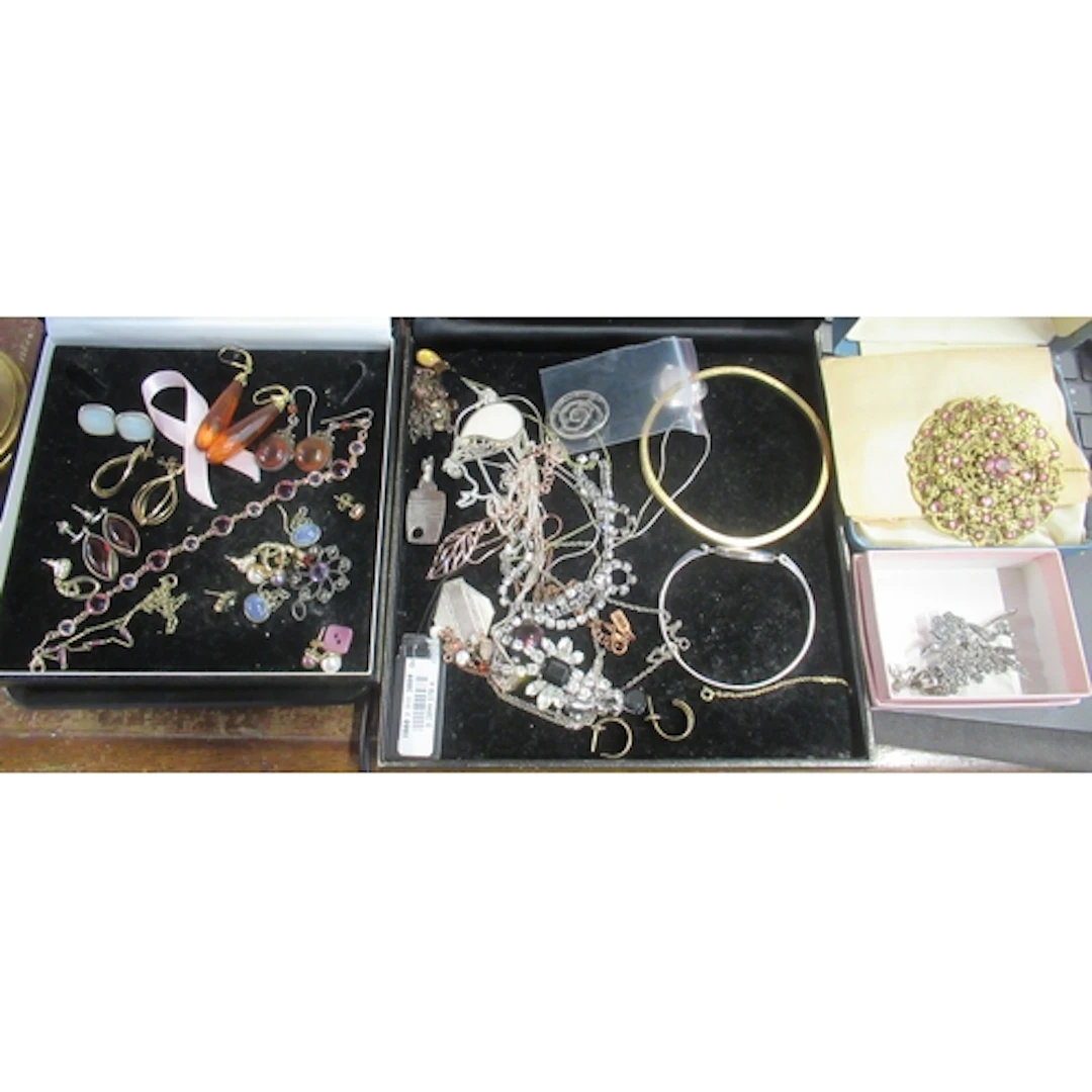 A collection of jewellery, to include earrings, brooches, br...
