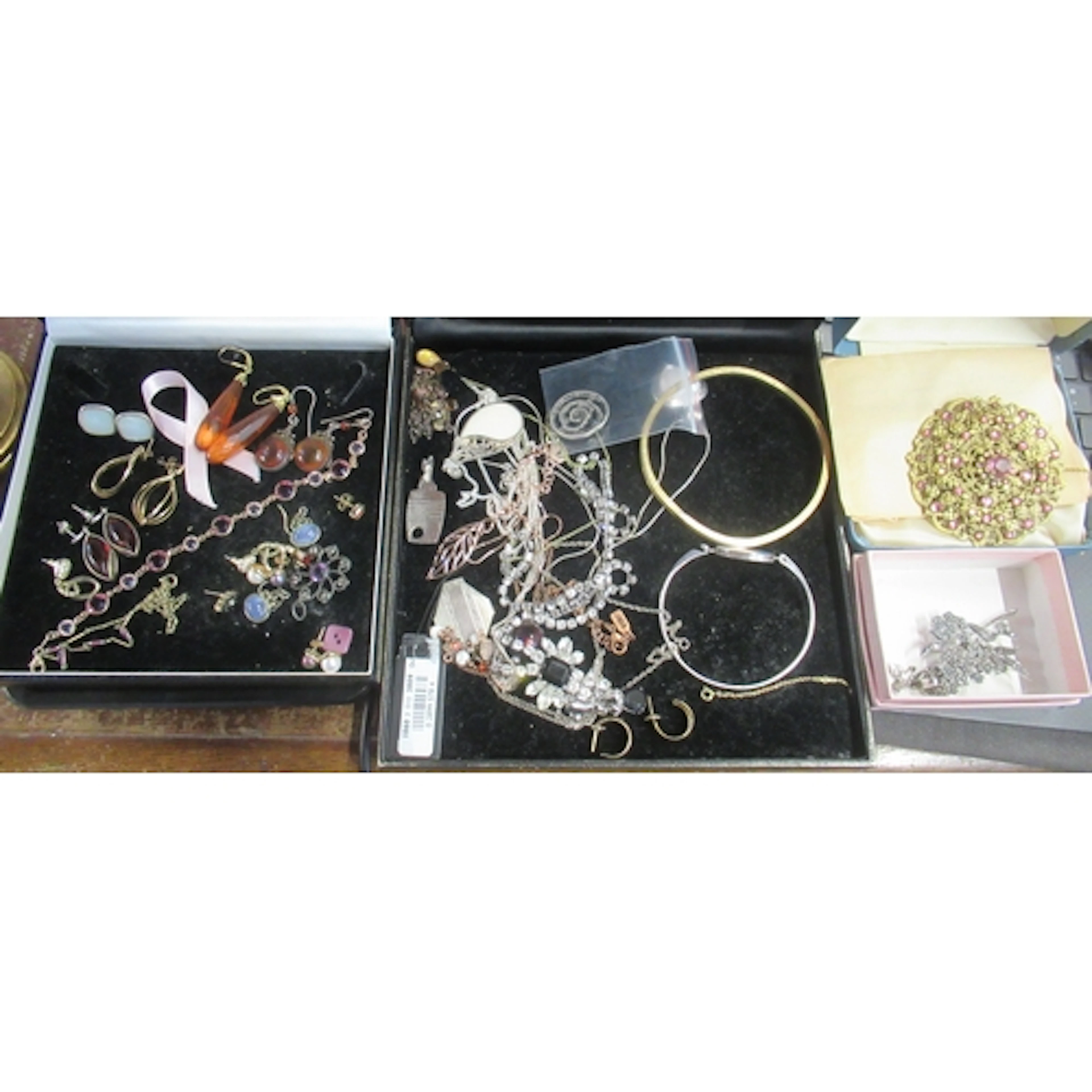 A collection of jewellery, to include earrings, brooches, br...