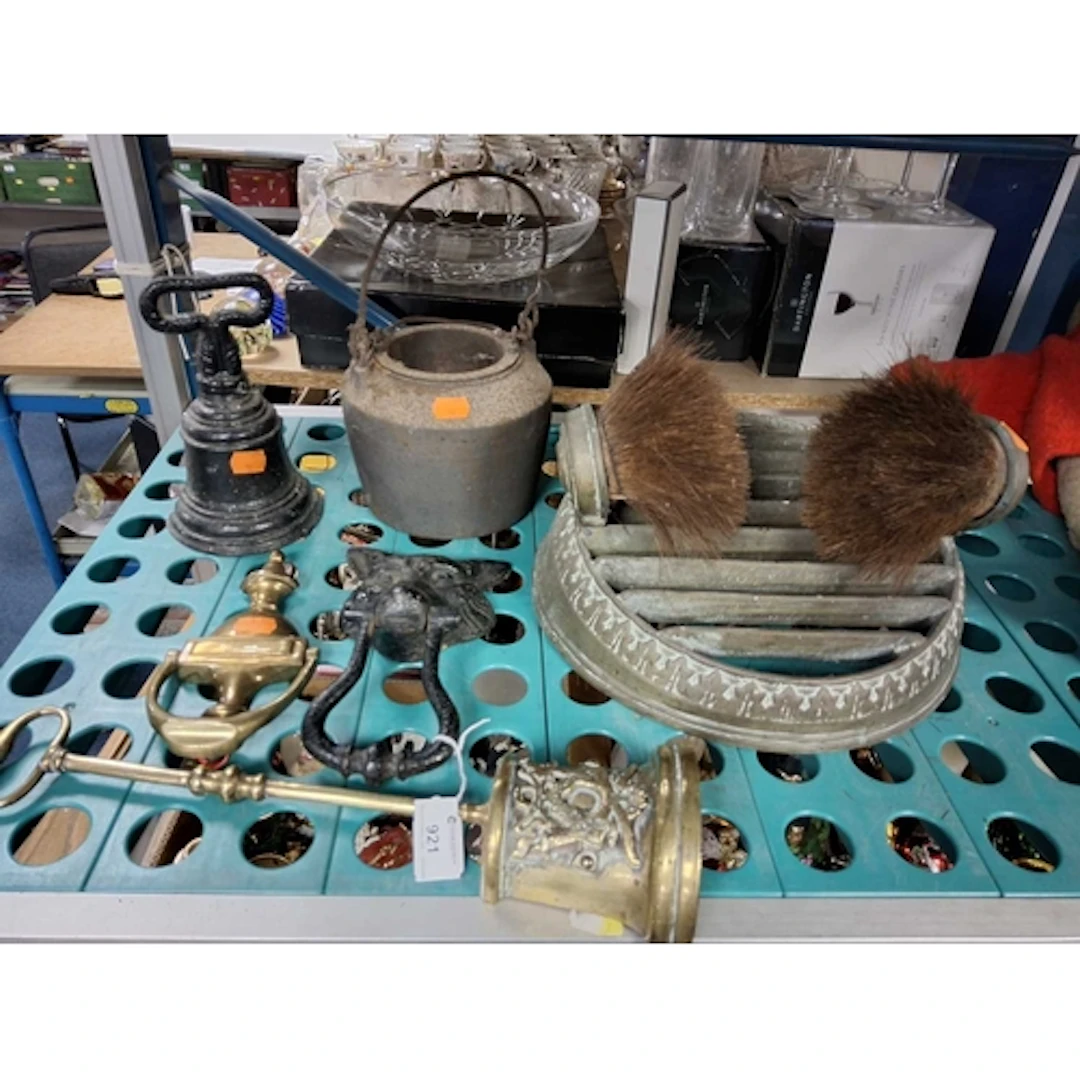 A GROUP OF ANTIQUE AND VINTAGE HOUSEHOLD METALWARE to includ...