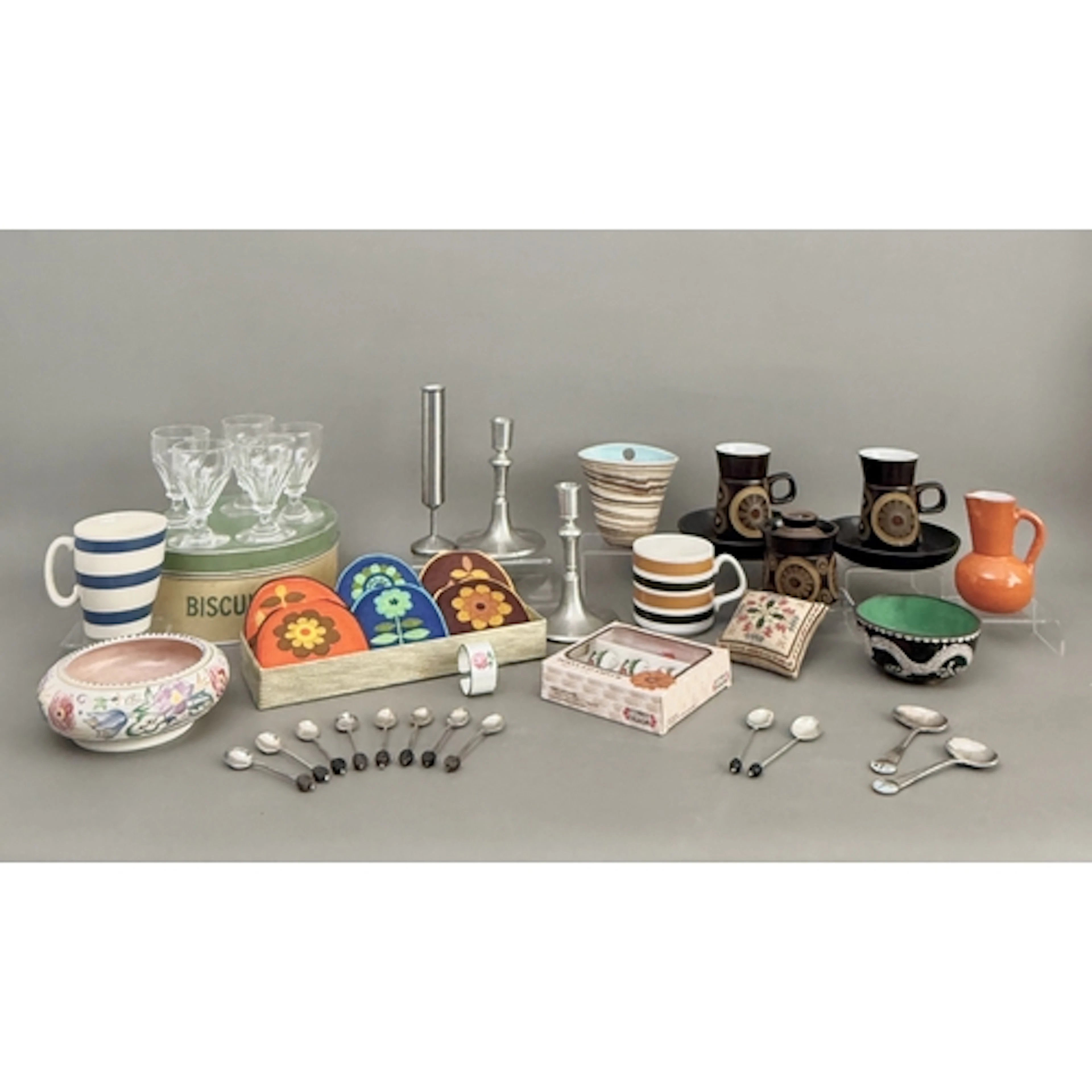 A small collection of 1960s-70s vintage and retro items - in...