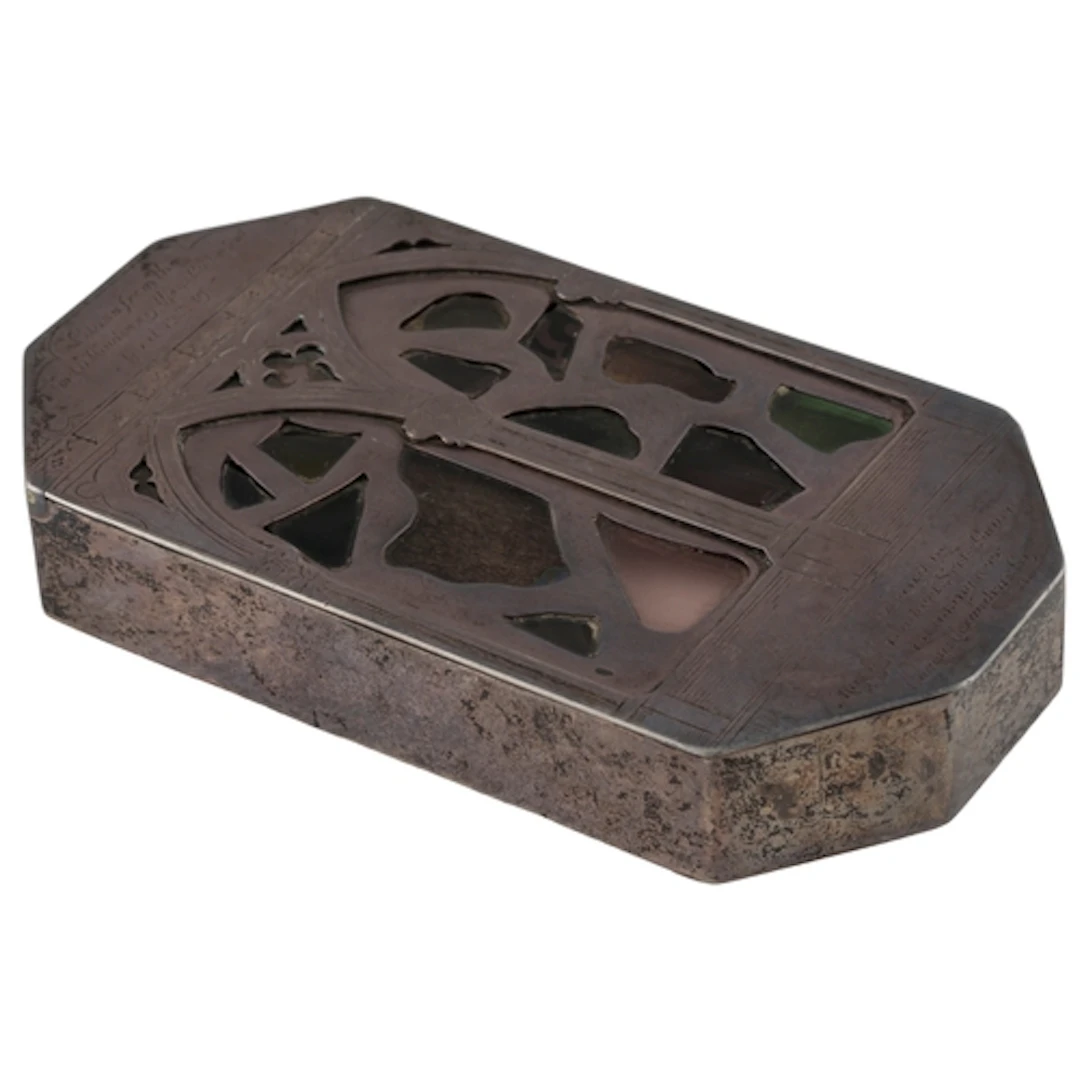 A George V silver tobacco box with hinged cover constructed ...