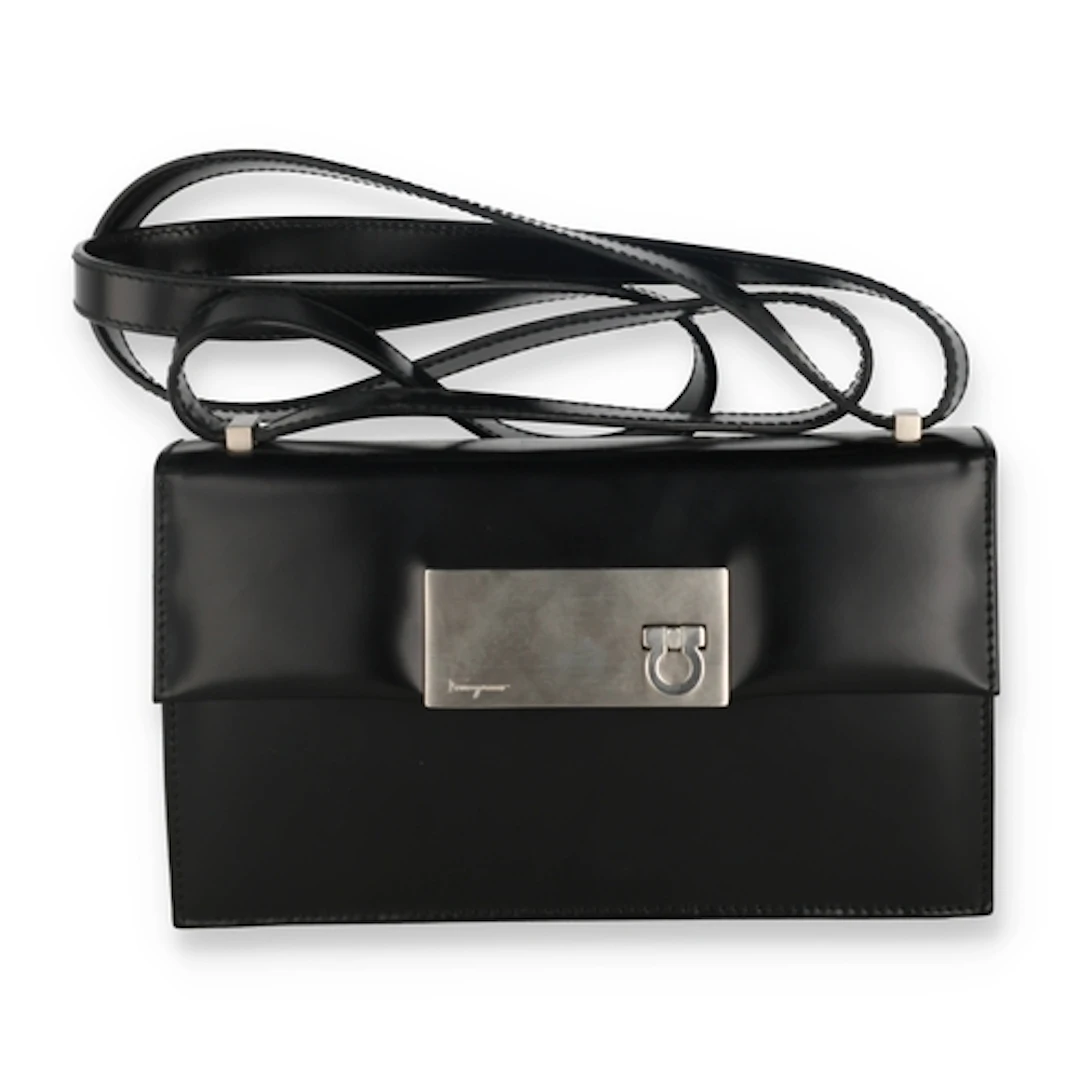 A SALVATORE FERRAGAMO GANCINI BLACK LEATHER SHOULDER BAG BP-...