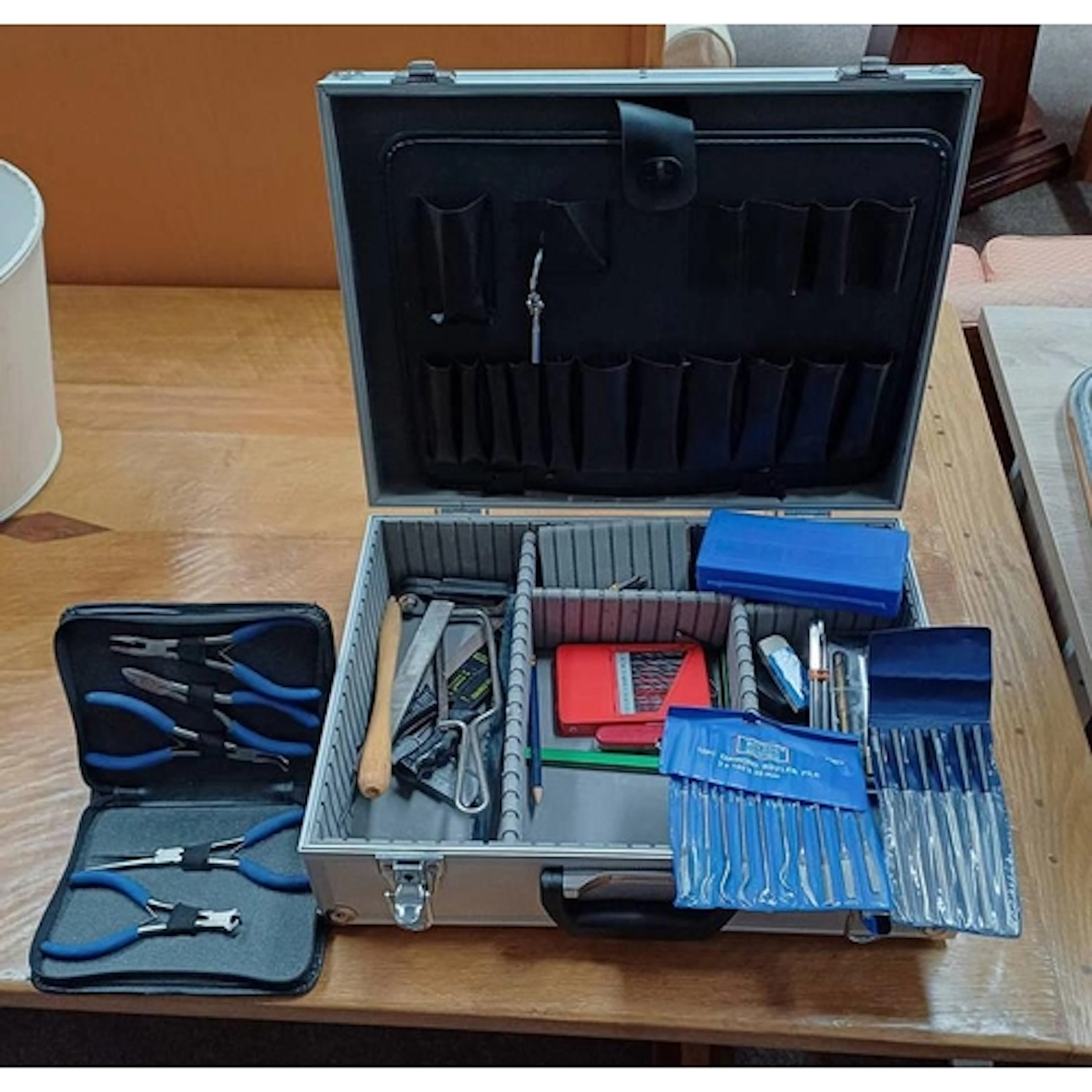 METAL TOOL CASE & CONTENTS OF VARIOUS TOOLS TO INCLUDE ROLSO...