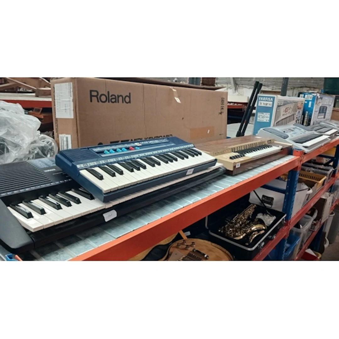 7 keyboards to include a Yamaha PSR 220, 2 Bontempi keyboard...