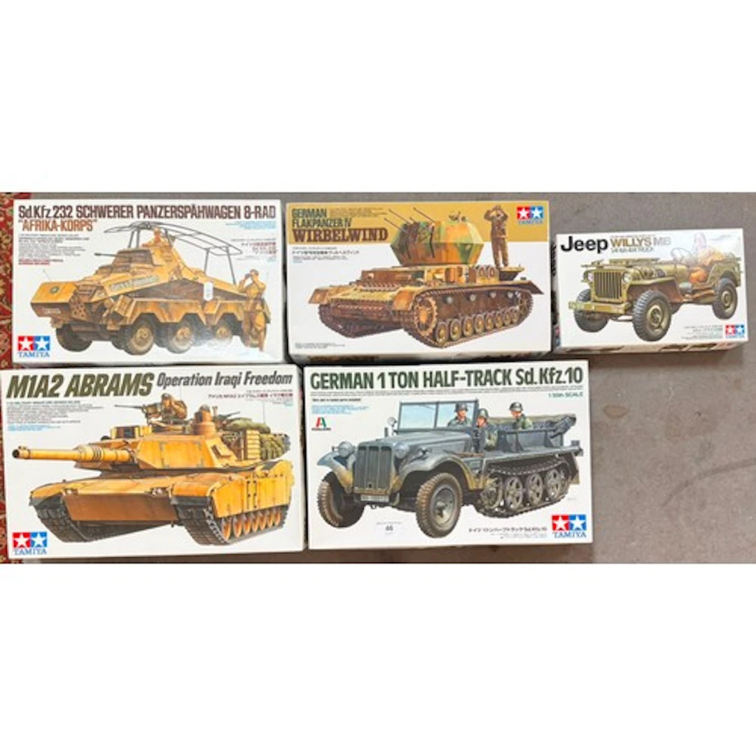 A group of five assorted Tamiya military model kits, 1:35 sc...
