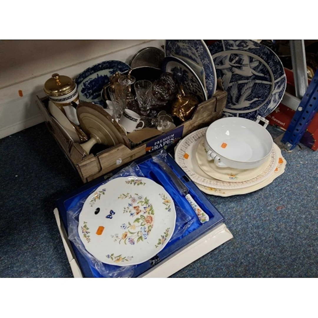 ONE BOX AND LOOSE OF GENERAL HOUSEHOLD ITEMS to include a bo...