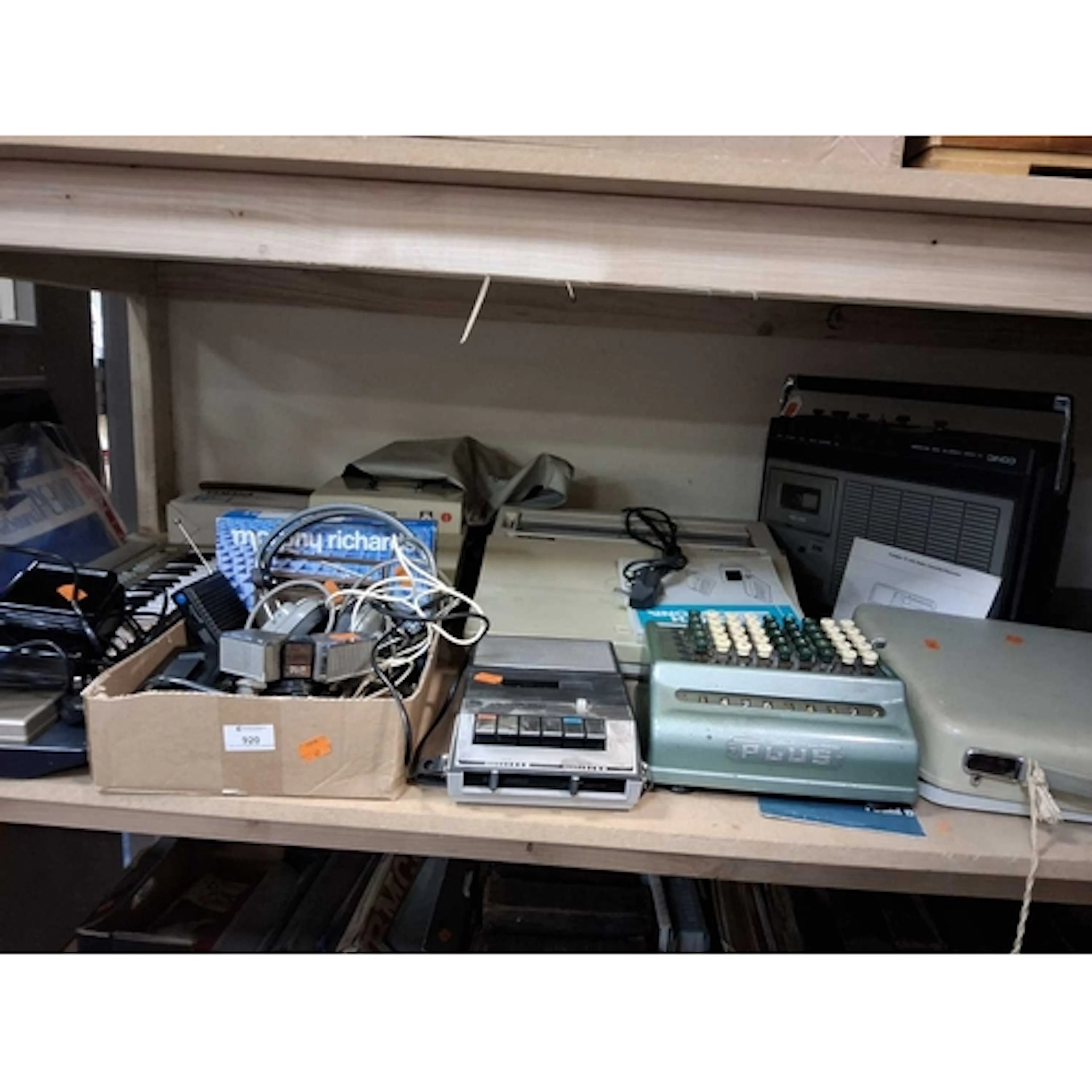 A BOX AND LOOSE VARIOUS ELECTRICAL ITEMS, to include a Yamah...