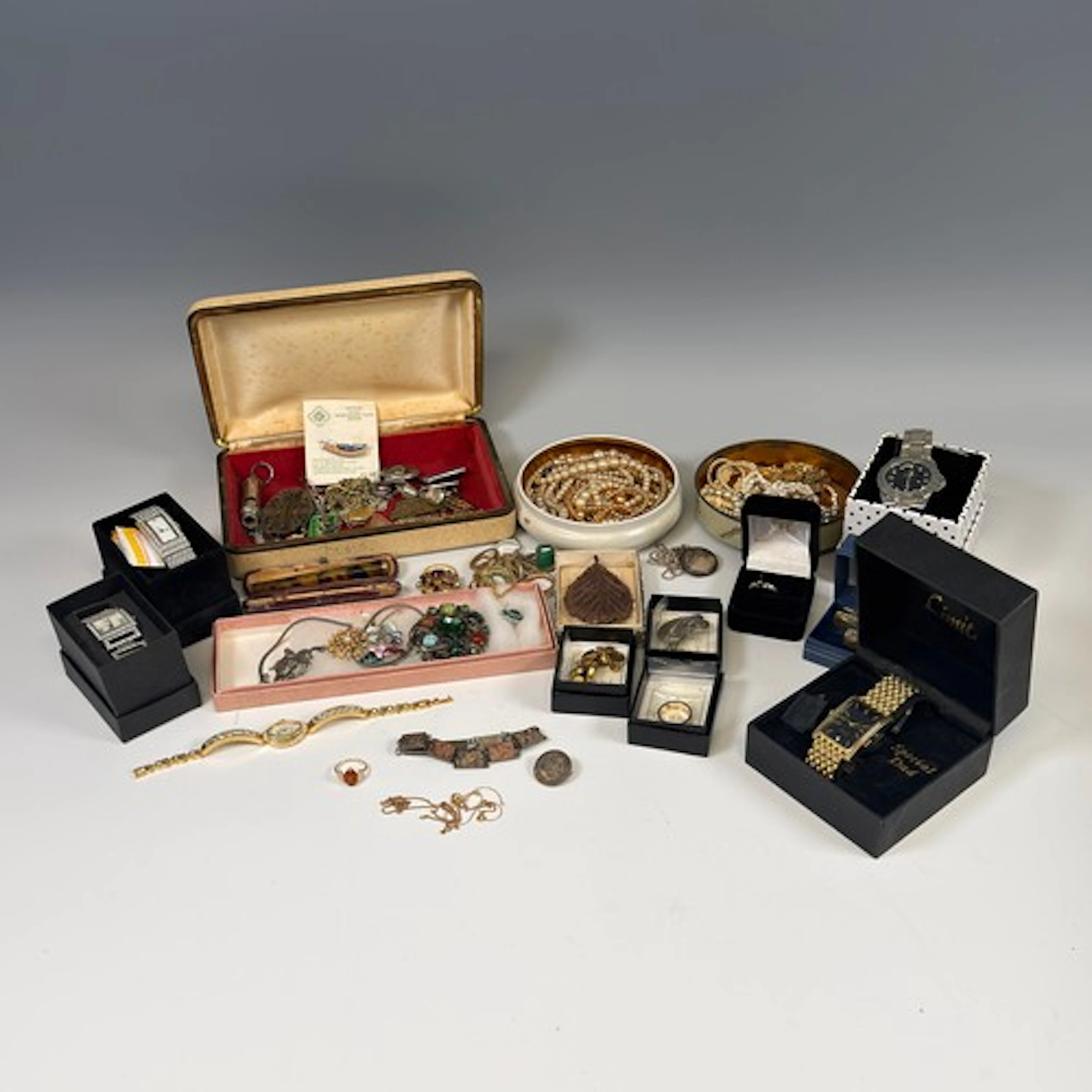 A quantity of costume Jewellery, including 9ct gold amber ri...