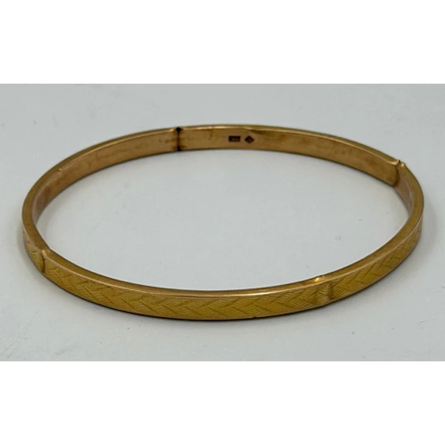 A 15ct yellow gold bangle AF