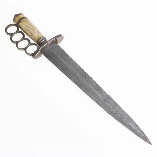 UNUSUAL SAWBACK DAGGER. Unusual sawback dagger, 32cm straigh...