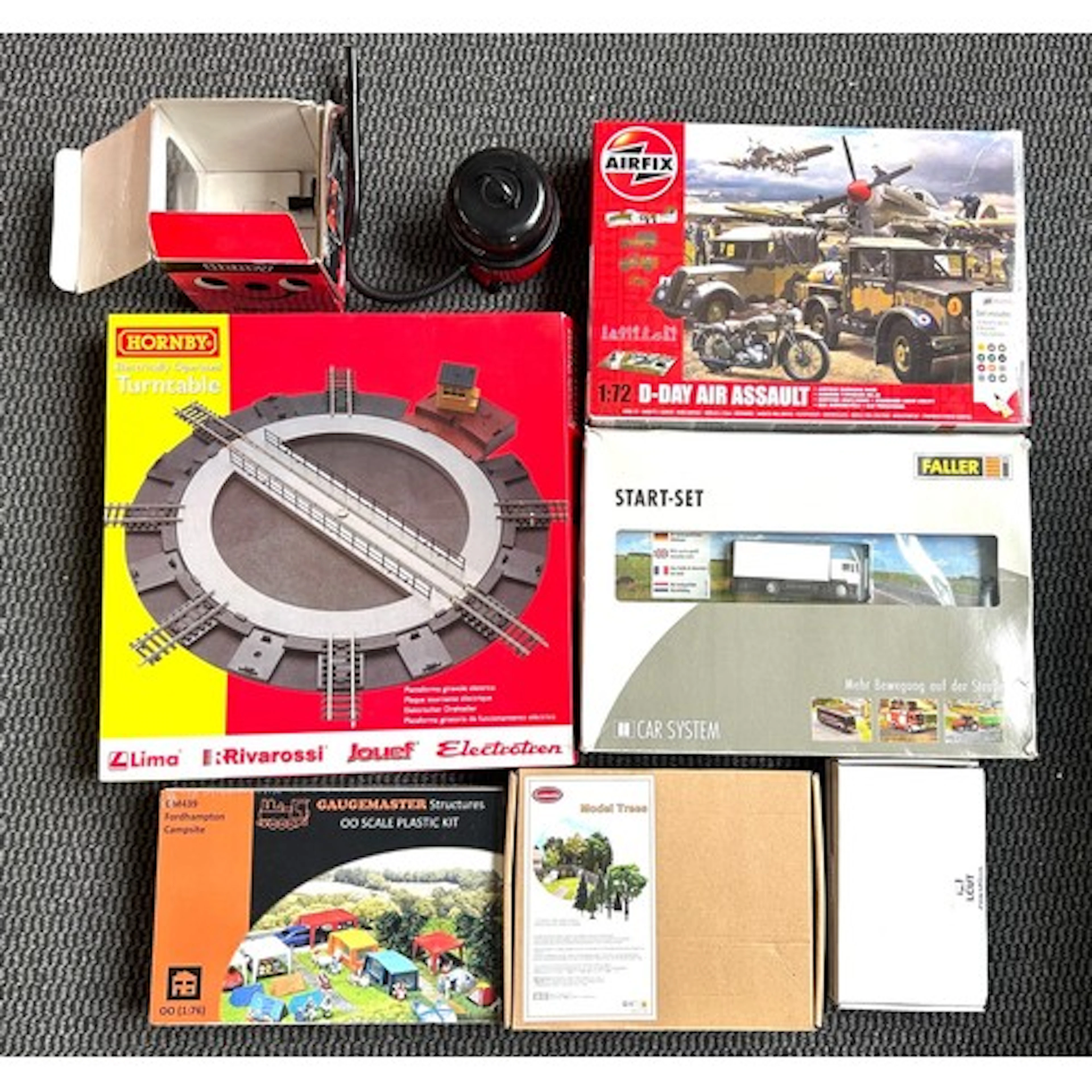 A small quantity of OO/HO model railway related items. A Fal...