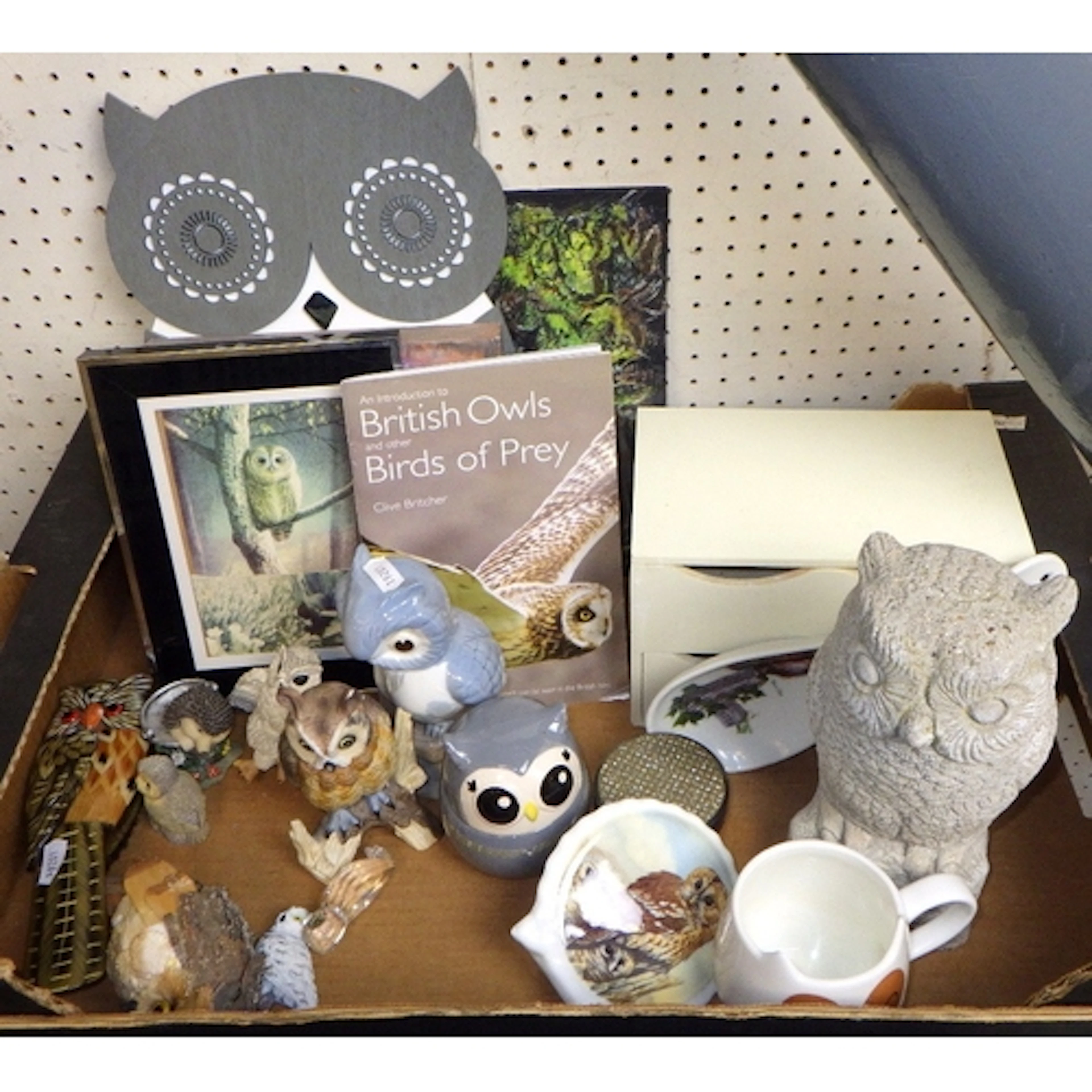 A collection of owl related figures & collectables