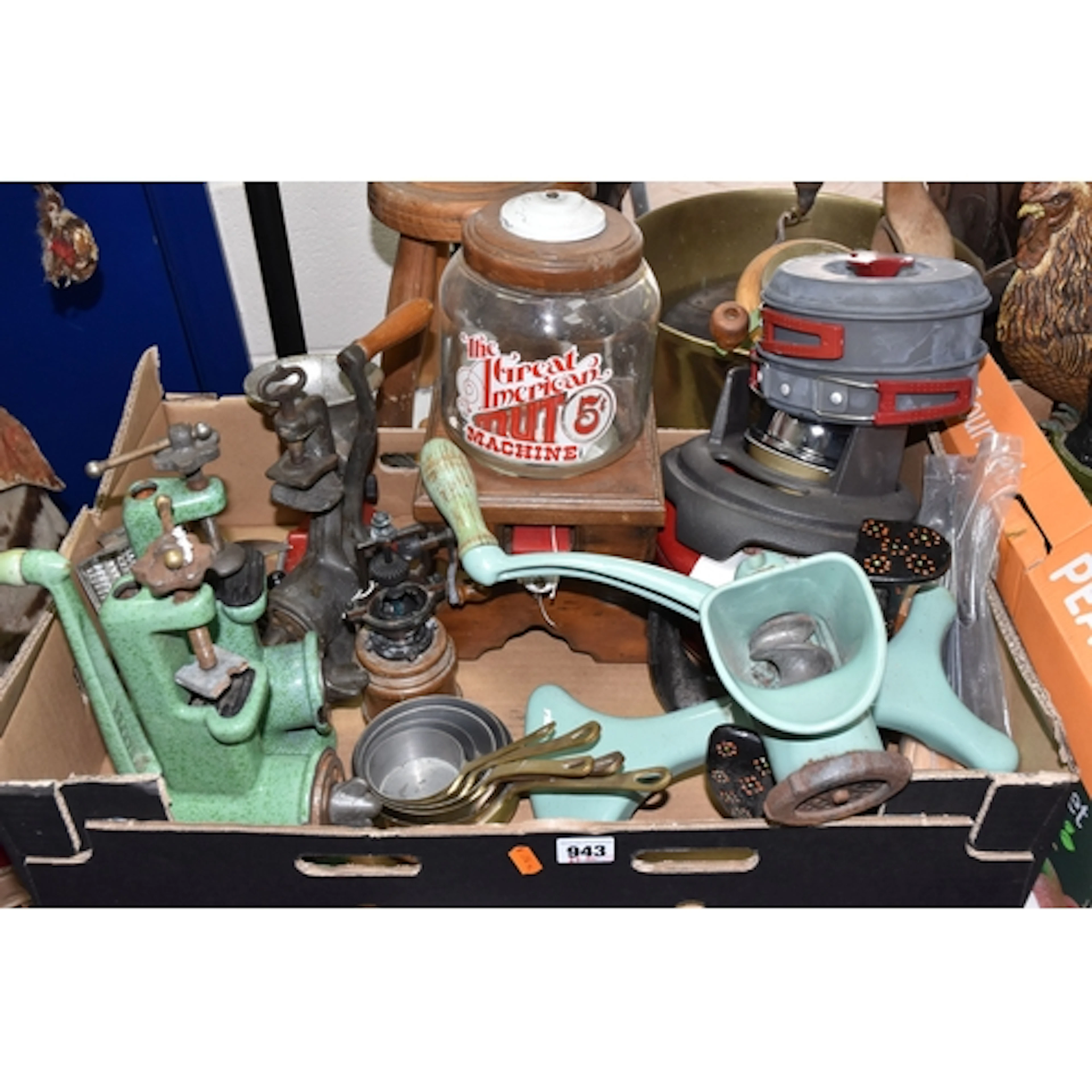 ONE BOX AND LOOSE VINTAGE KITCHEN ITEMS, to include a large ...