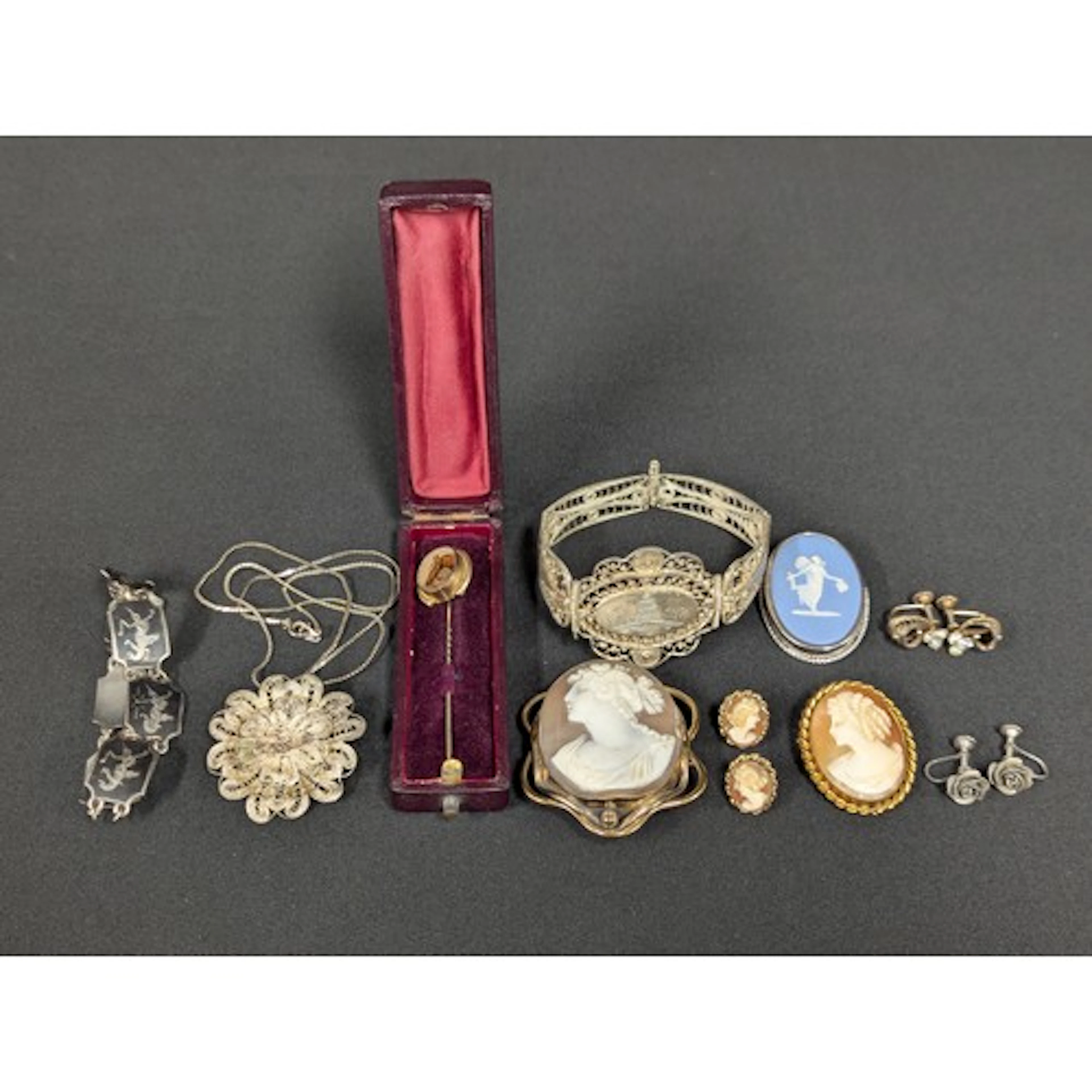 Jewellery - Victorian oval cameo brooch with pinch beck moun...