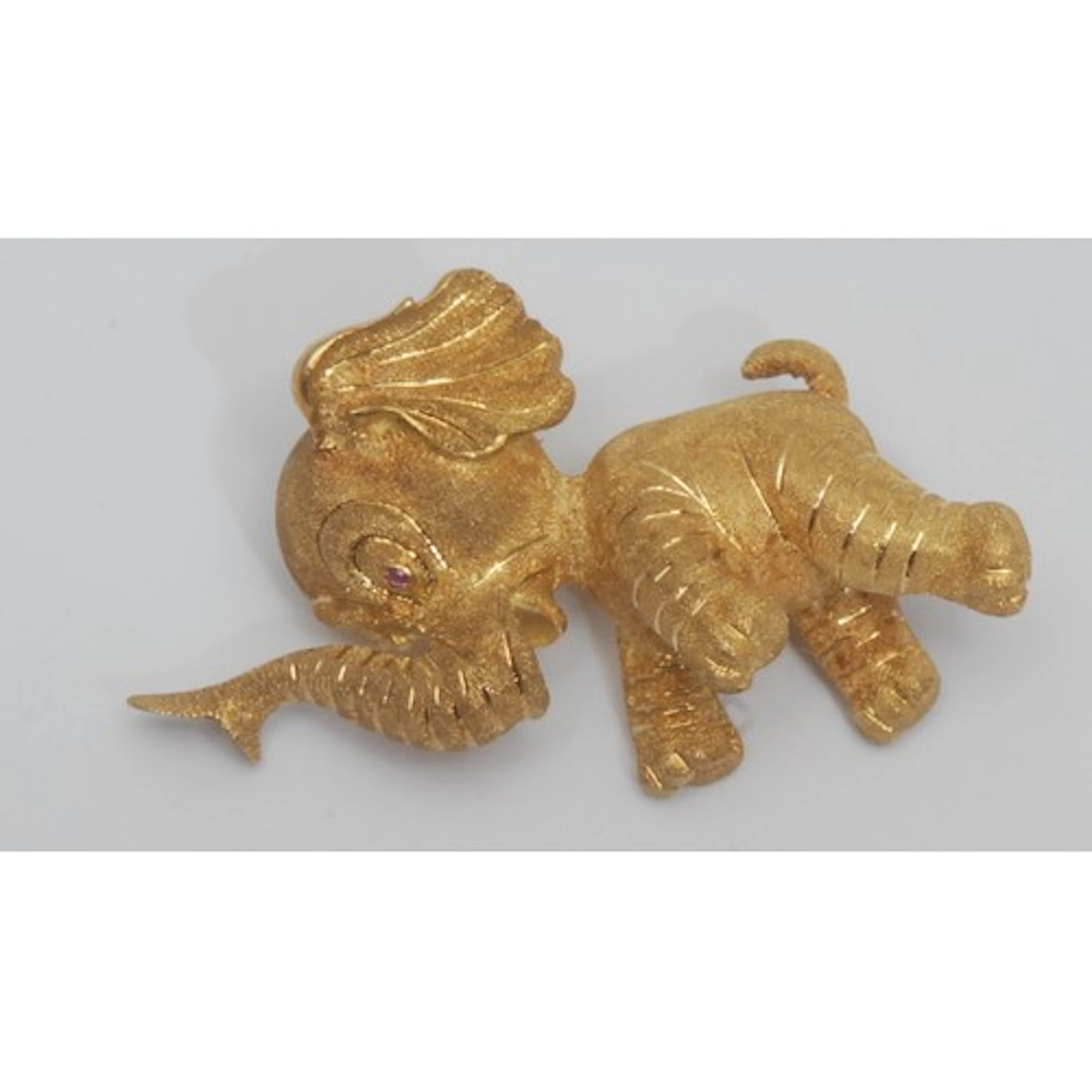 An Italian 18ct gold novelty Elephant brooch, engraved and t...