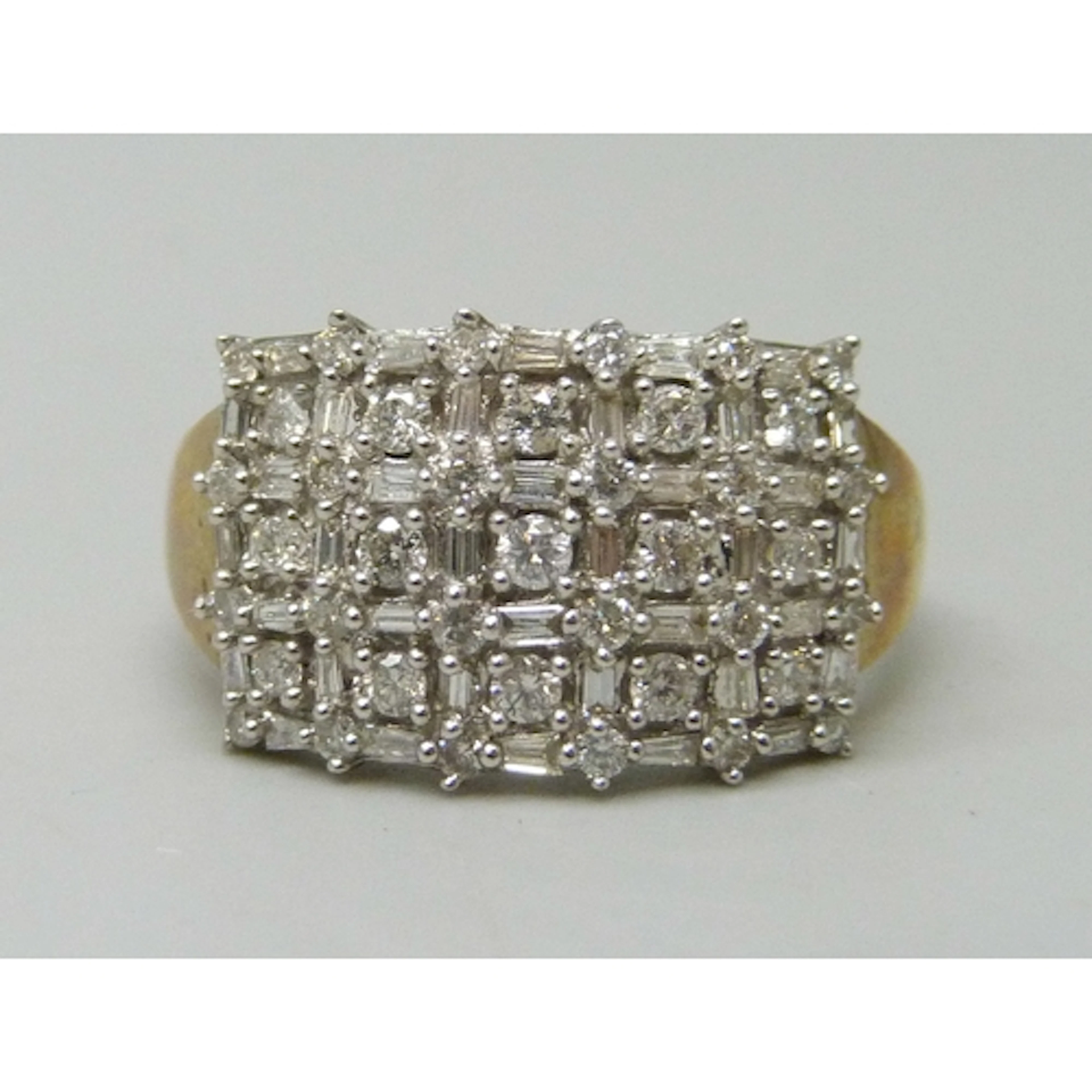 A 9ct gold diamond cluster ring, 4g, T/U