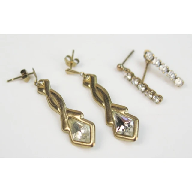 Two pairs of 9ct gold earrings, 2.12g