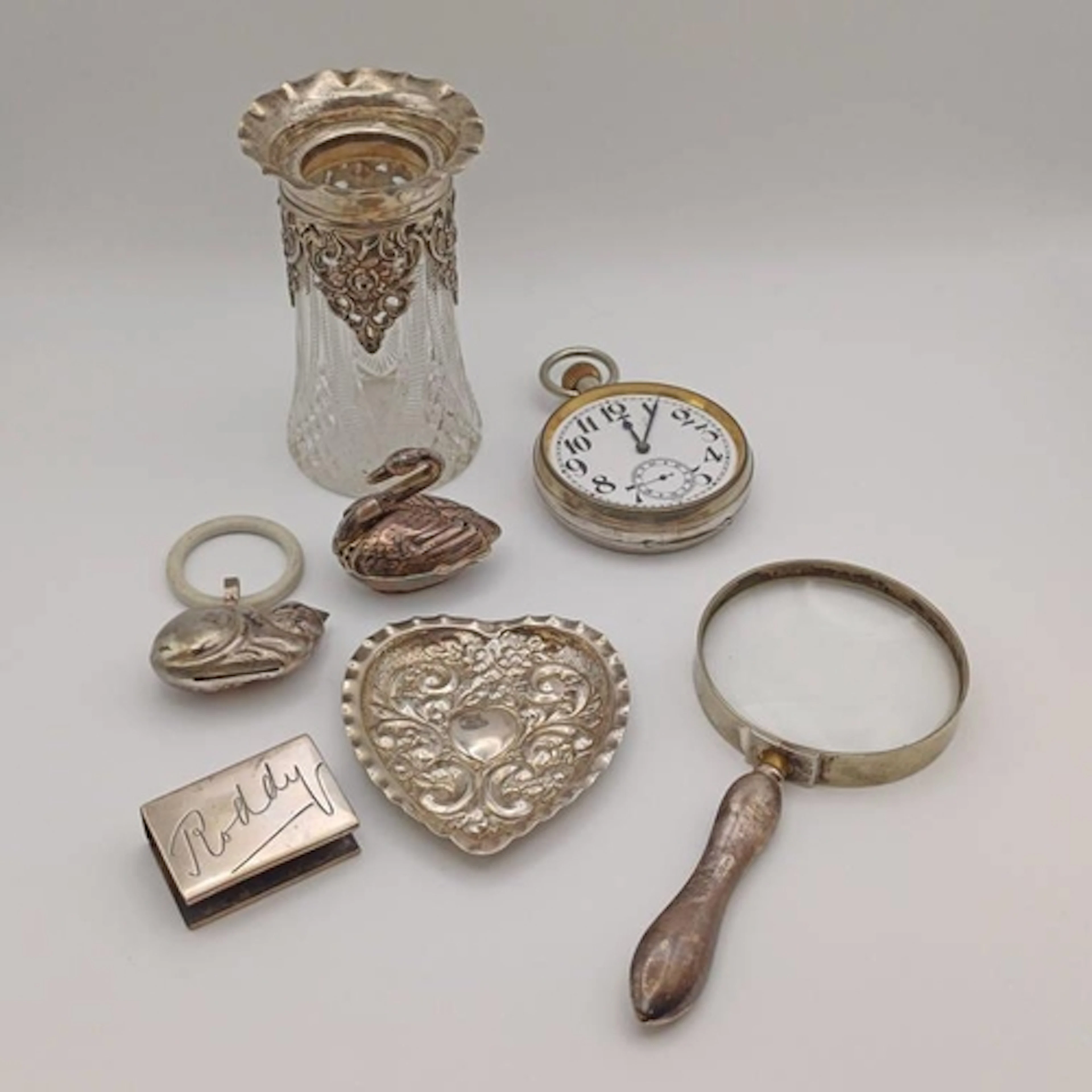 A SELECTION OF ITEMS TO INCLUDE A SILVER MOUNTED GLASS VASE,...
